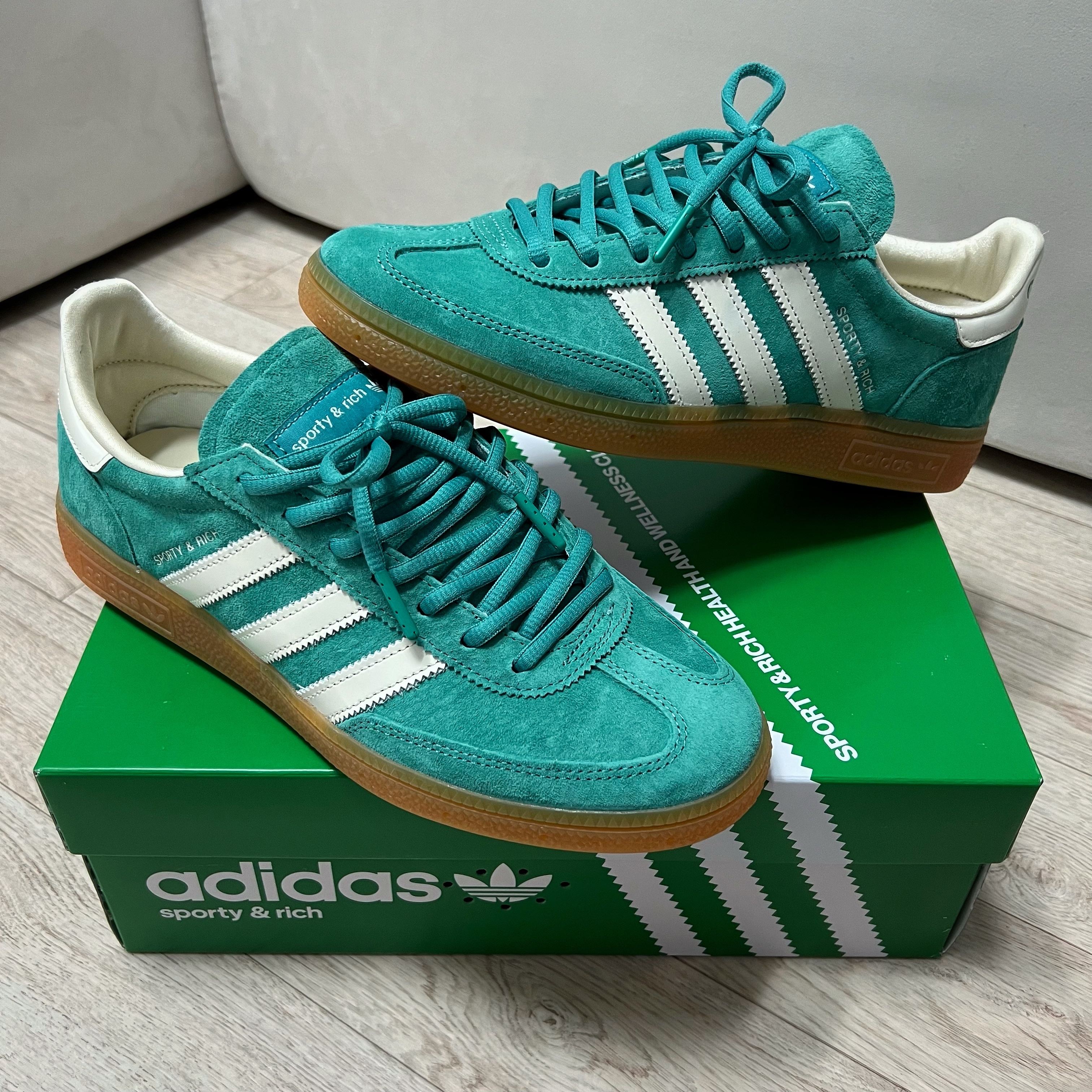 Adidas x Sporty & Rich Spezial Handball Pantone Core White 착용 스타일