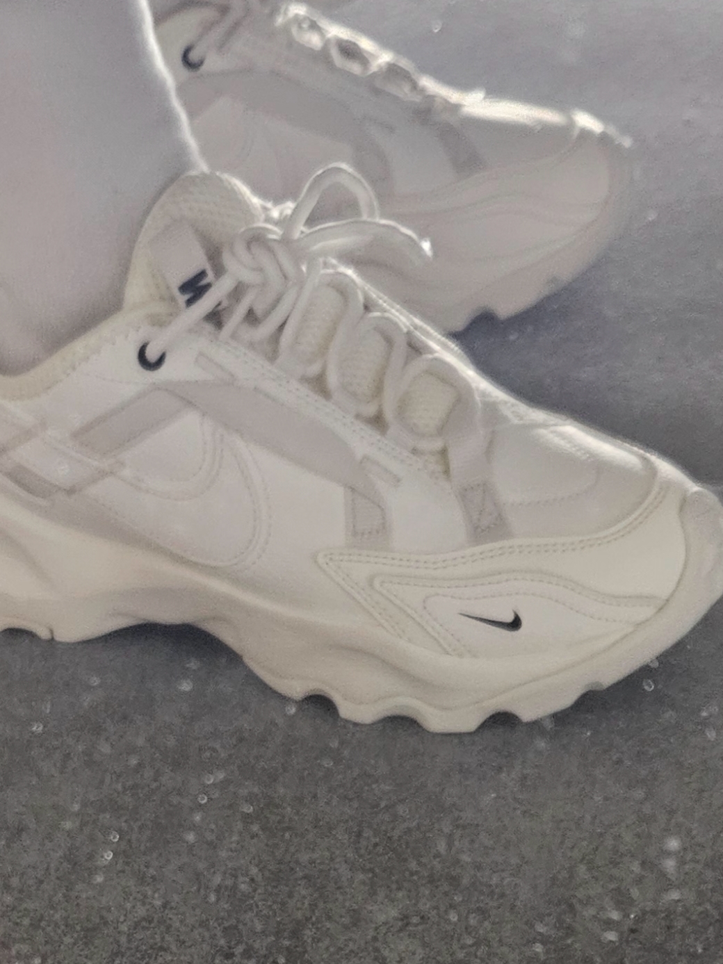 (W) Nike TC 7900 Summit White 착용 스타일 - 4