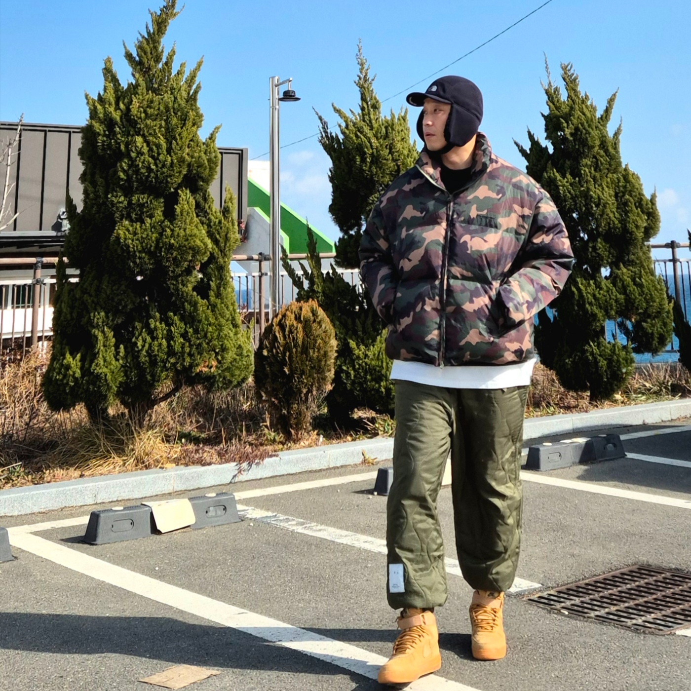 Nike Air Force 1 High '07 LV8 WB Flax, The North Face Fleece Earmuff Cap EX Black 착용 스타일