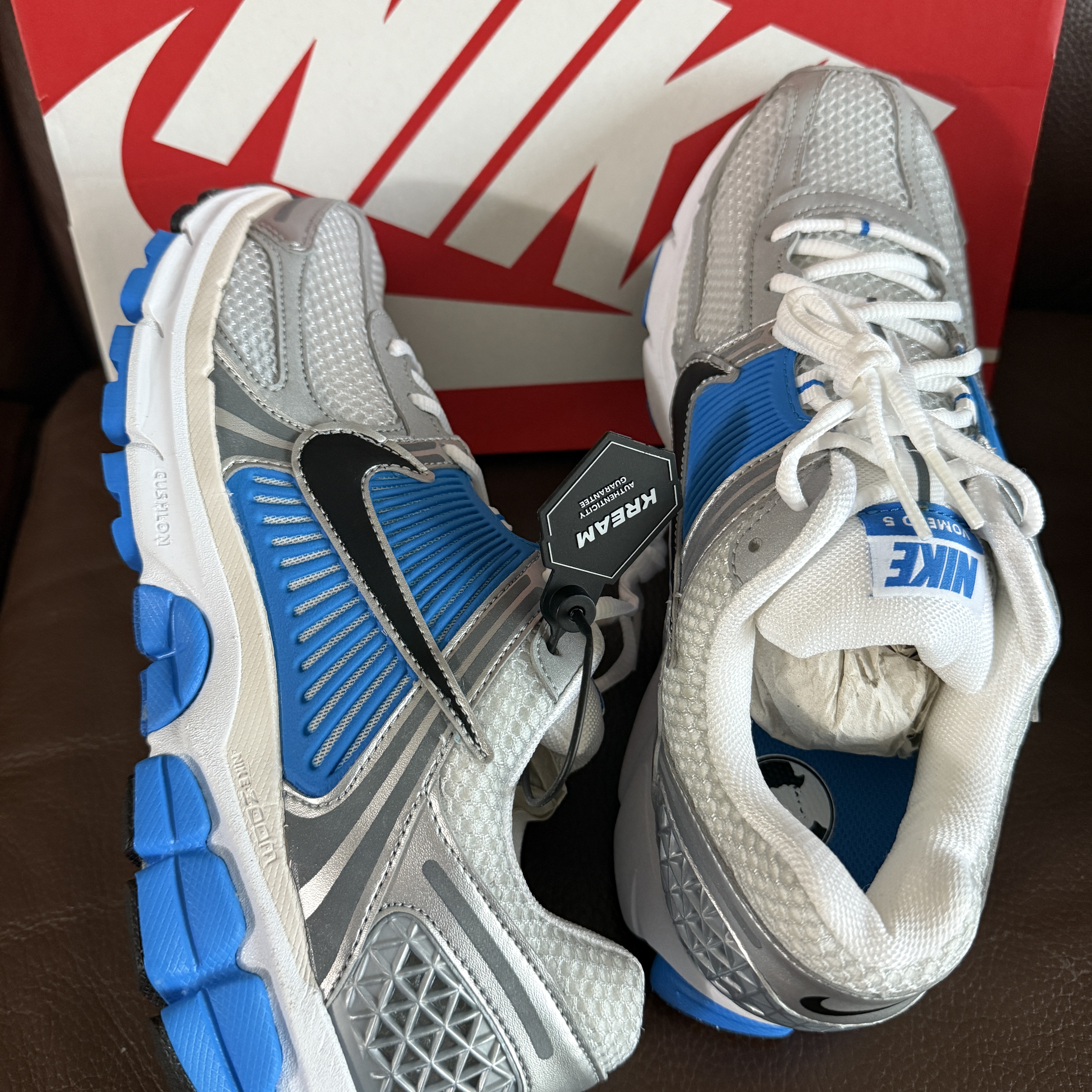 Nike Zoom Vomero 5 Metallic Silver Photo Blue 착용 스타일 - 3