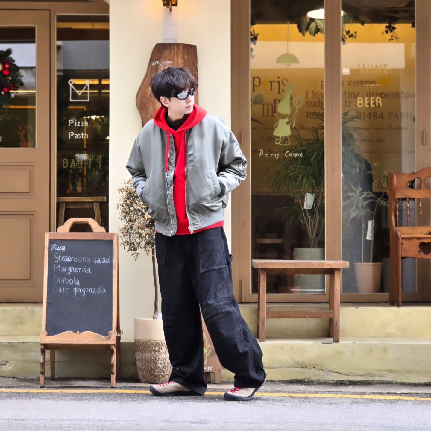Stussy Beach Roots Hoodie Red, Keen Jasper Suede Sneakers Silver Mink 착용 스타일 - 2