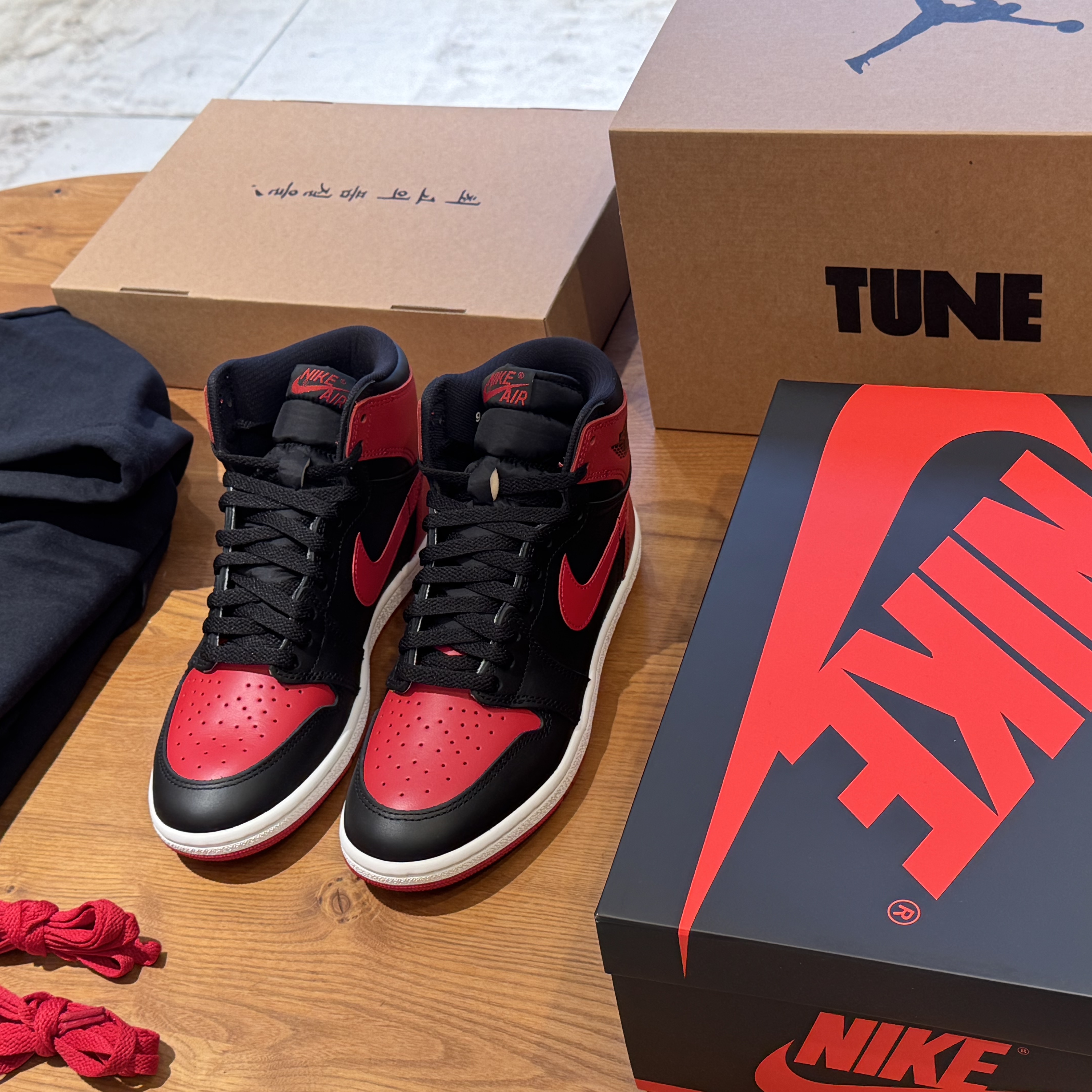 Jordan 1 x Tune High 85 Bred (Special Package) 착용 스타일 - 1