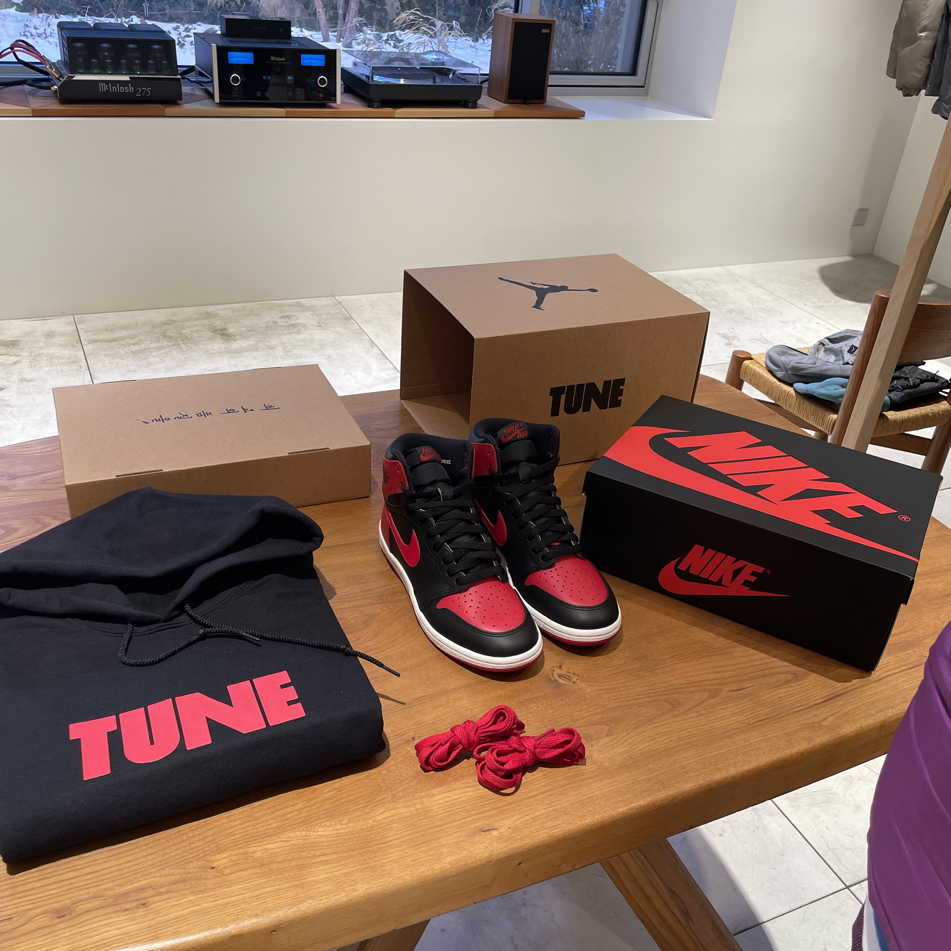 Jordan 1 x Tune High 85 Bred (Special Package) 착용 스타일 - 4