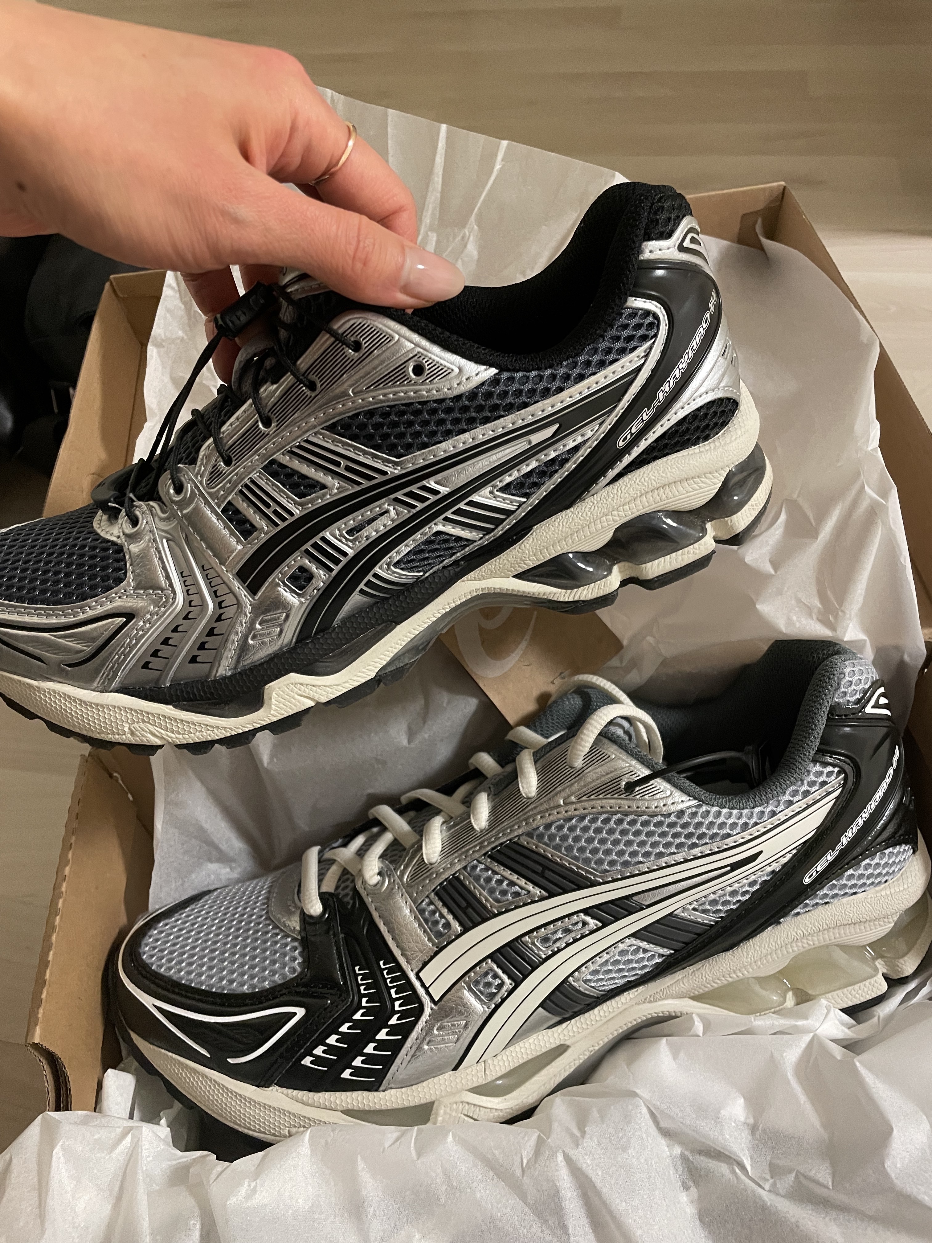 Asics Unlimited Gel-Kayano 14 Carrier Grey Black 착용 스타일