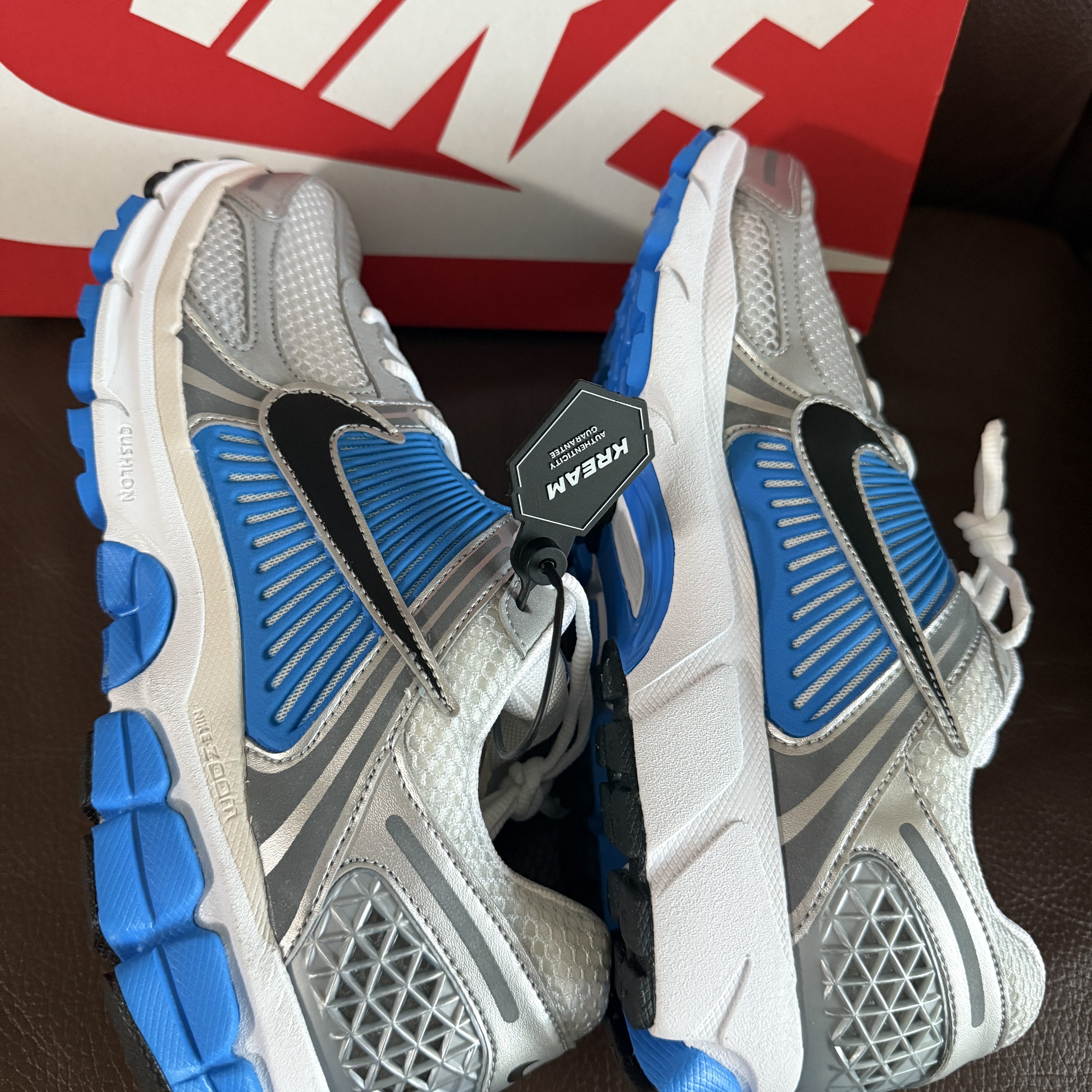 Nike Zoom Vomero 5 Metallic Silver Photo Blue 착용 스타일 - 1