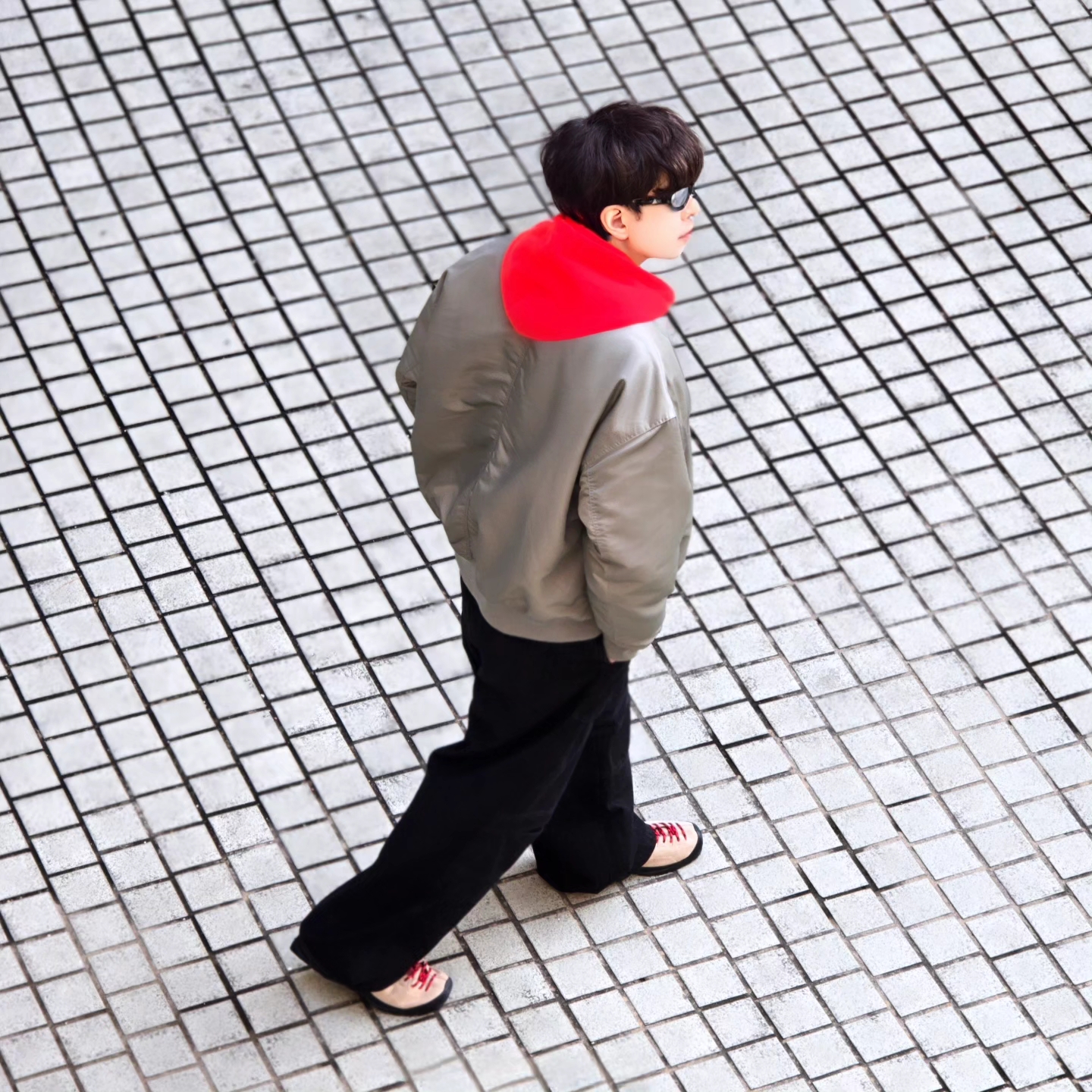 Stussy Beach Roots Hoodie Red, Keen Jasper Suede Sneakers Silver Mink 착용 스타일 - 2