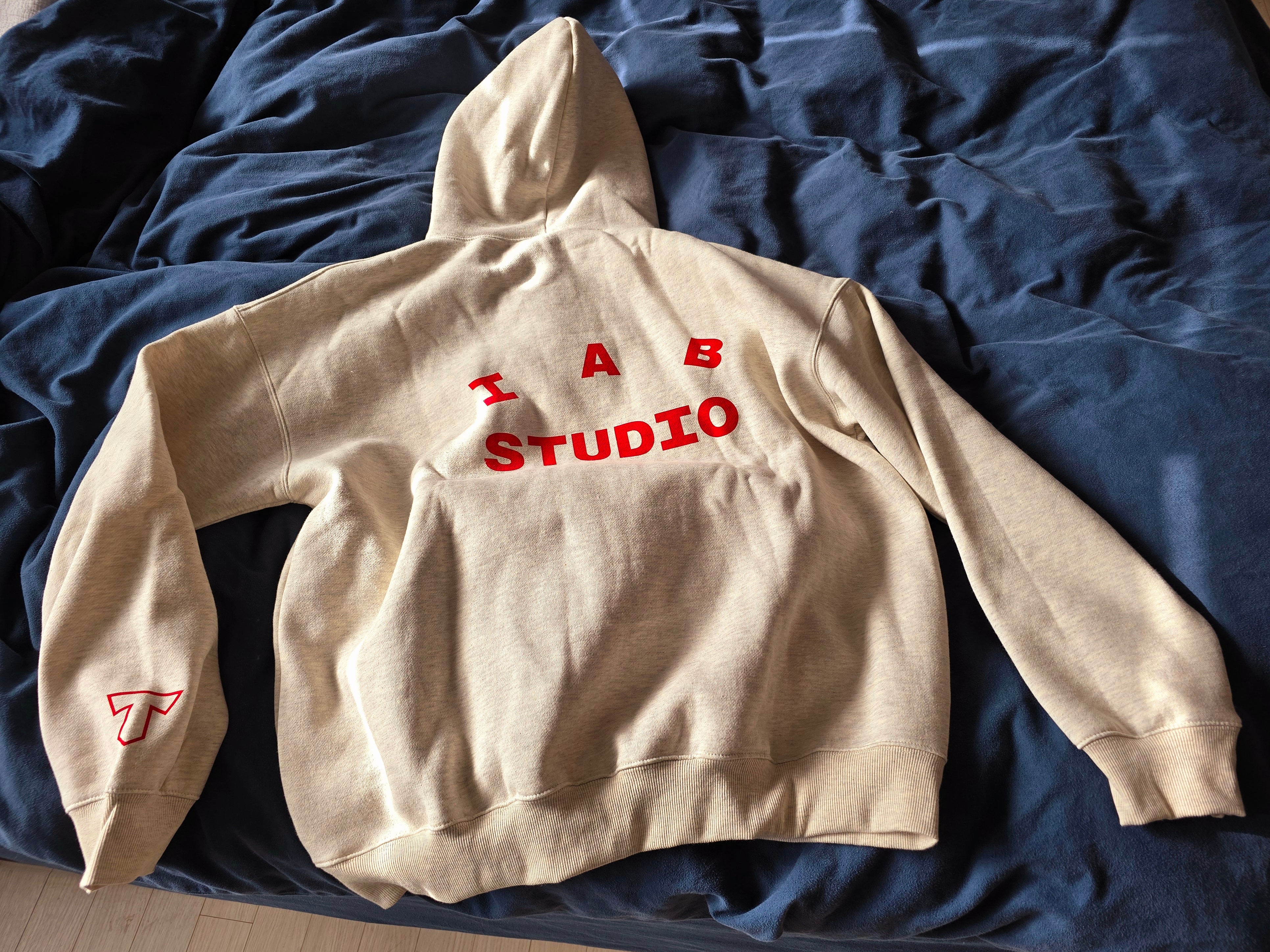 Kia Tigers x IAB Studio V12 Hoodie Ivory 착용 스타일