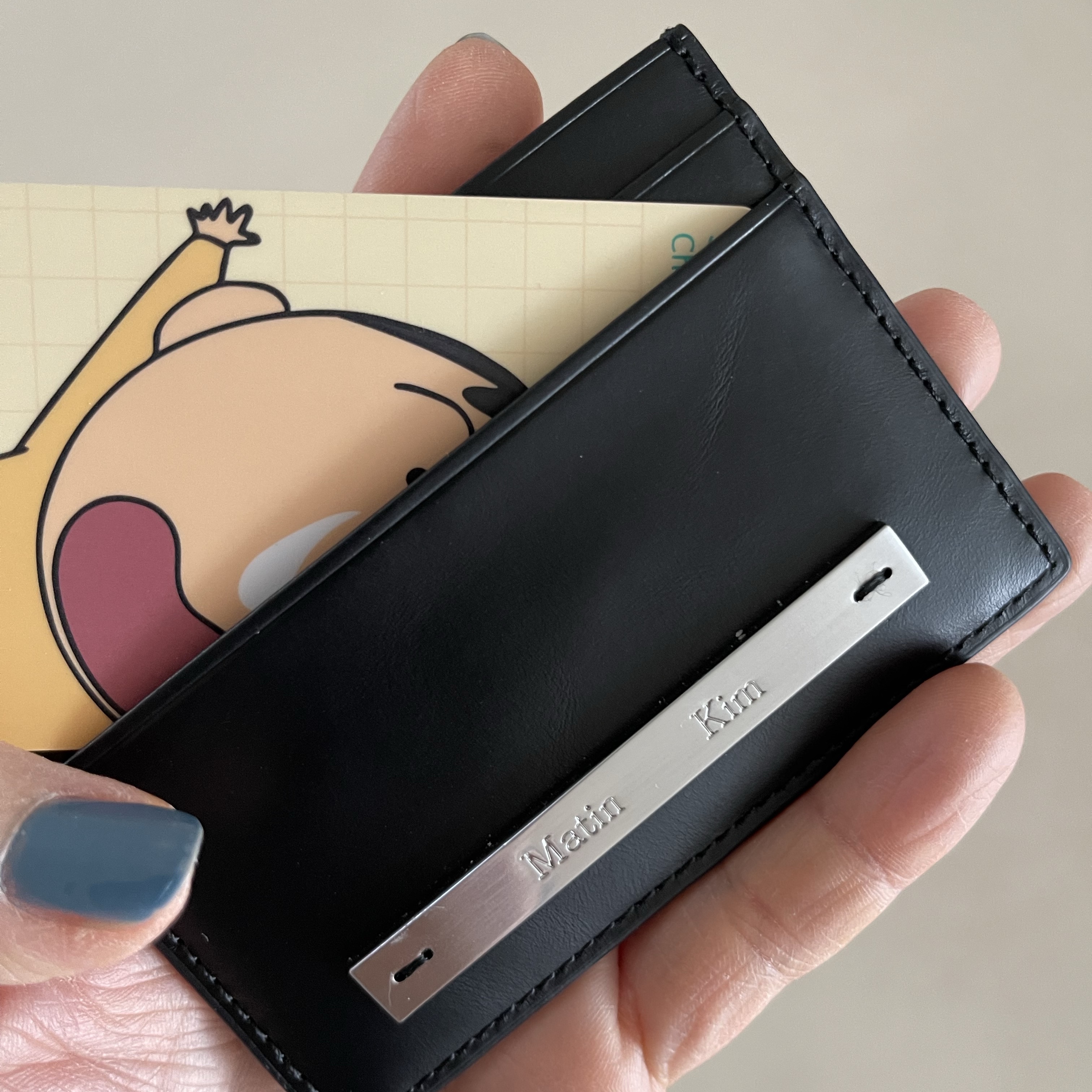 Matin Kim Vintage Card Wallet Black 착용 스타일