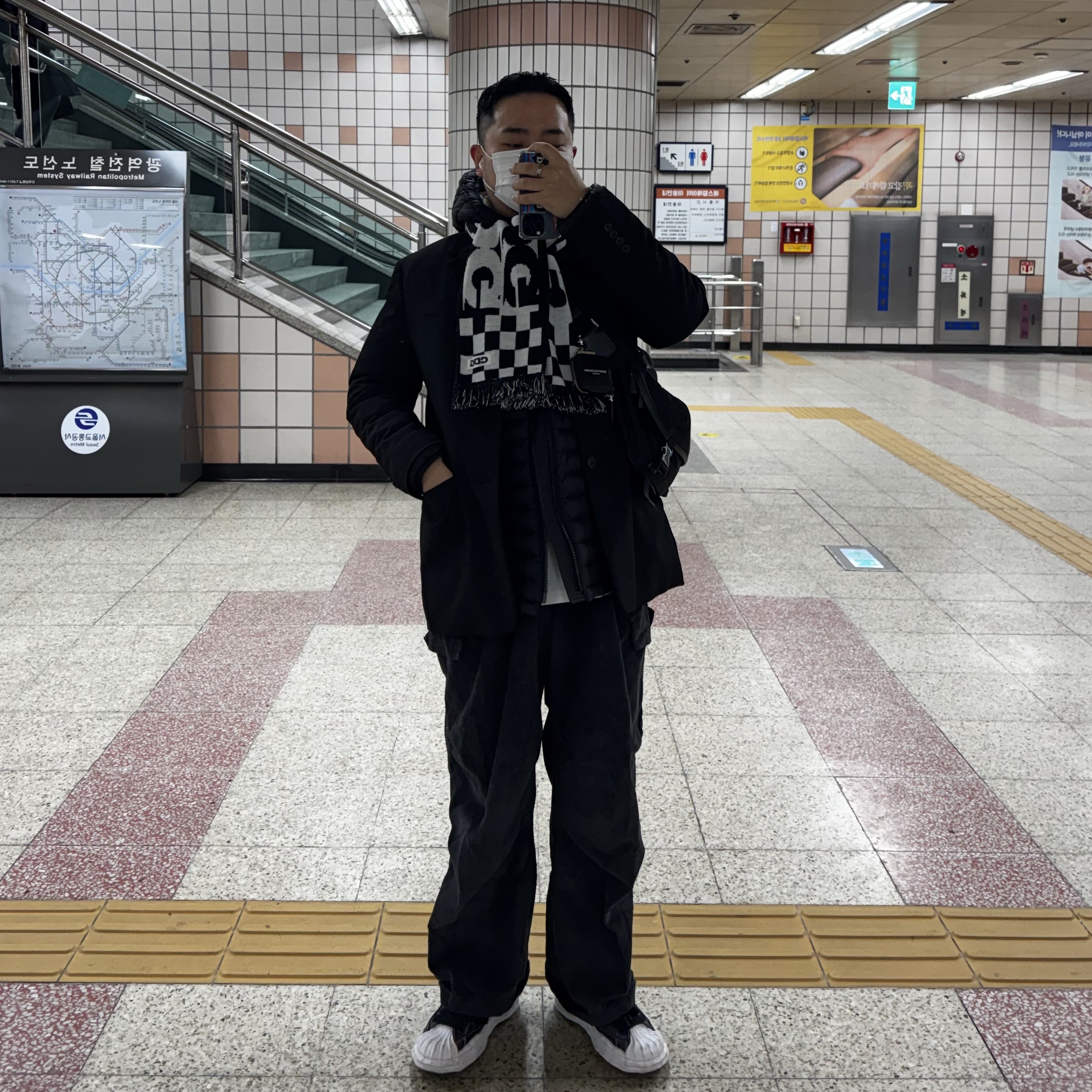 CDG Logo Check Muffler White Black, Maison Mihara Yasuhiro Blakey OG Sole Leather Low-top Sneakers Black 착용 스타일