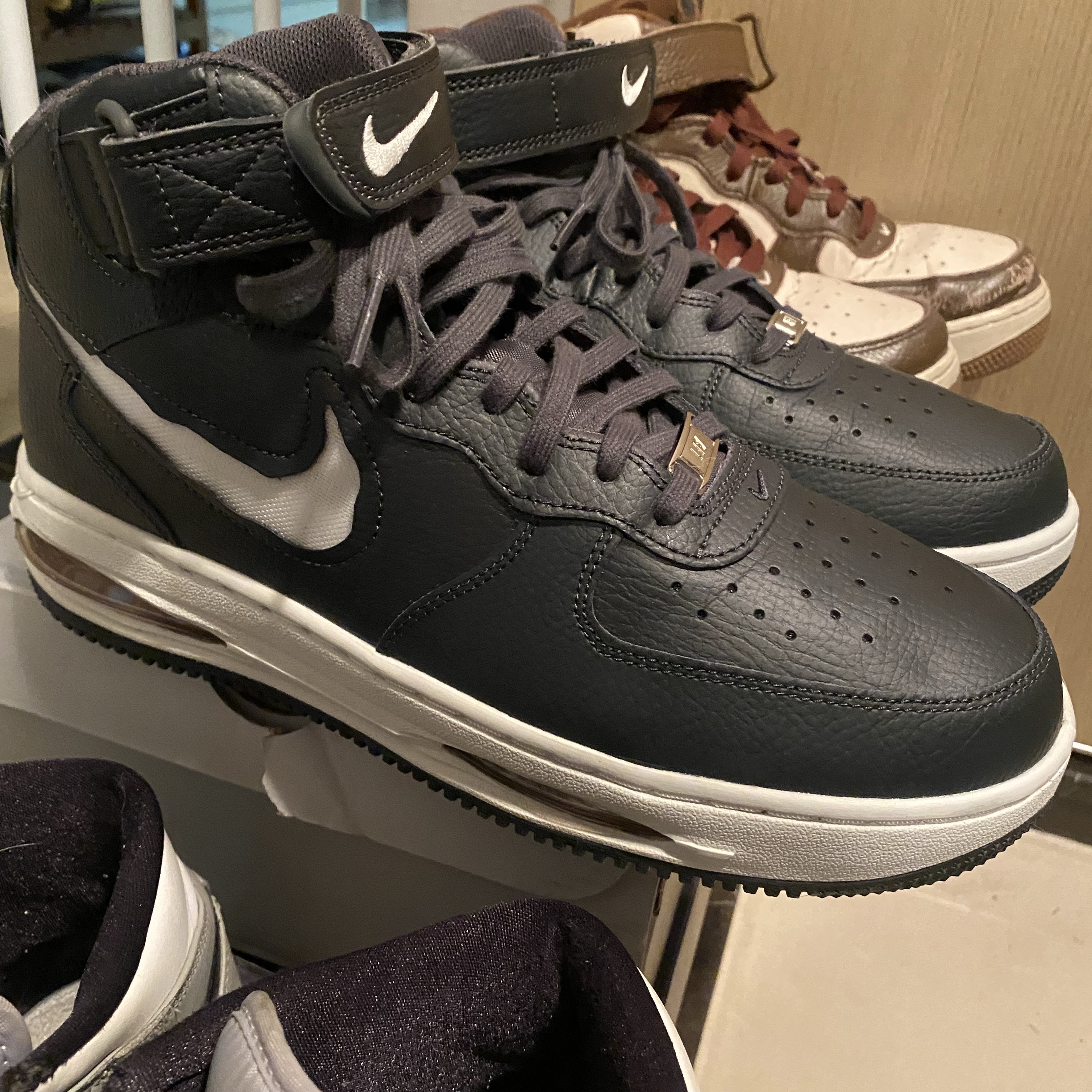 Nike Air Force 1 Mid EVO Anthracite Summit White 착용 스타일