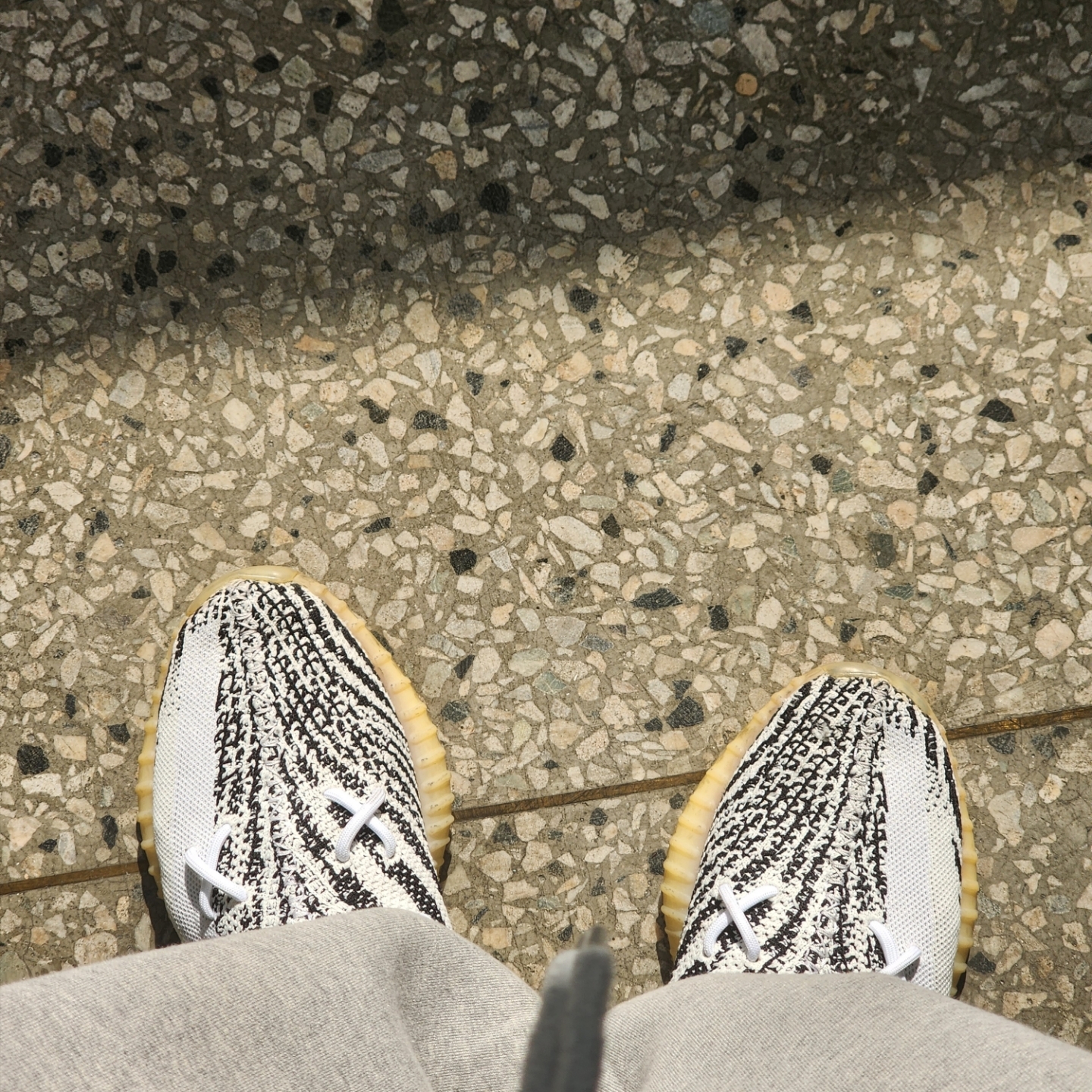 Adidas Yeezy Boost 350 V2 Zebra 2017/2019/2020, Undermycar Mu.03 Anti Fxxking Logo Play Oversized Sweat Jogger Melange Gray 착용 스타일