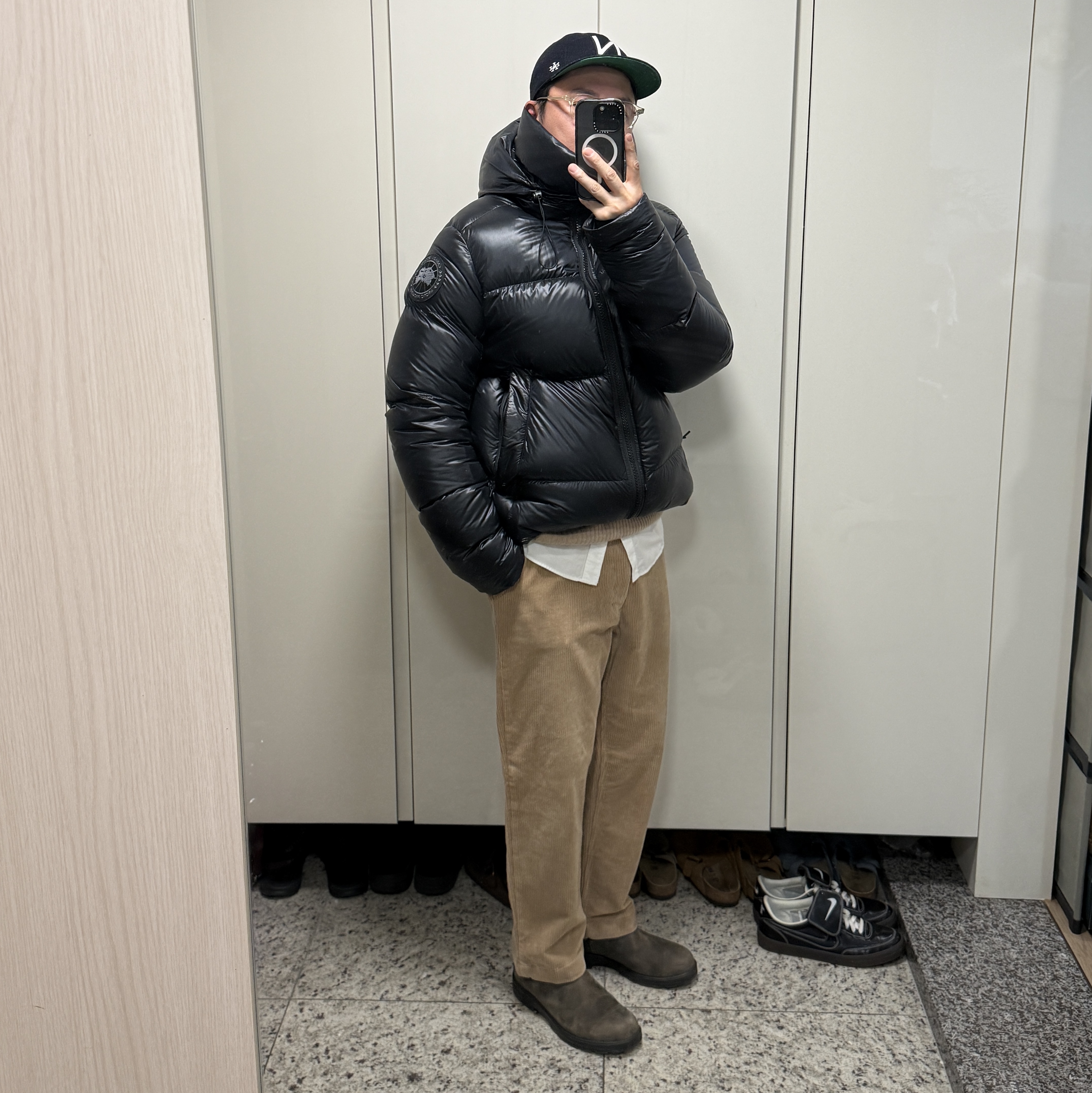Canada Goose Crofton Puffer Black Label Black, BLUNDSTONE Classics 585 Chelsea Boots Rustic Brown 착용 스타일 - 2