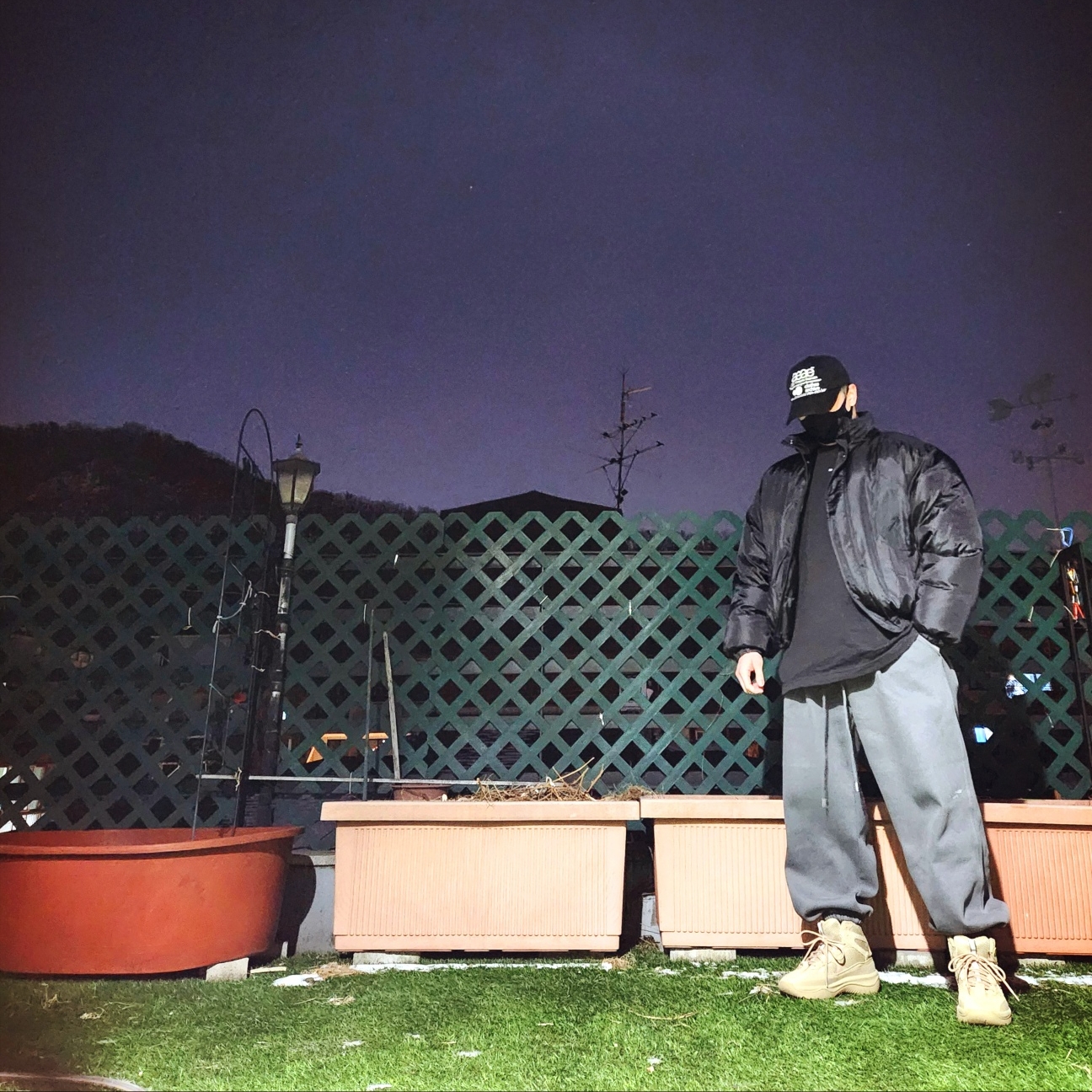 Aeae Web Logo 5-Pannel Cap Black, Yeezy Gap Engineered By Balenciaga Logo Long Sleeve T-Shirt Black 착용 스타일 - 1