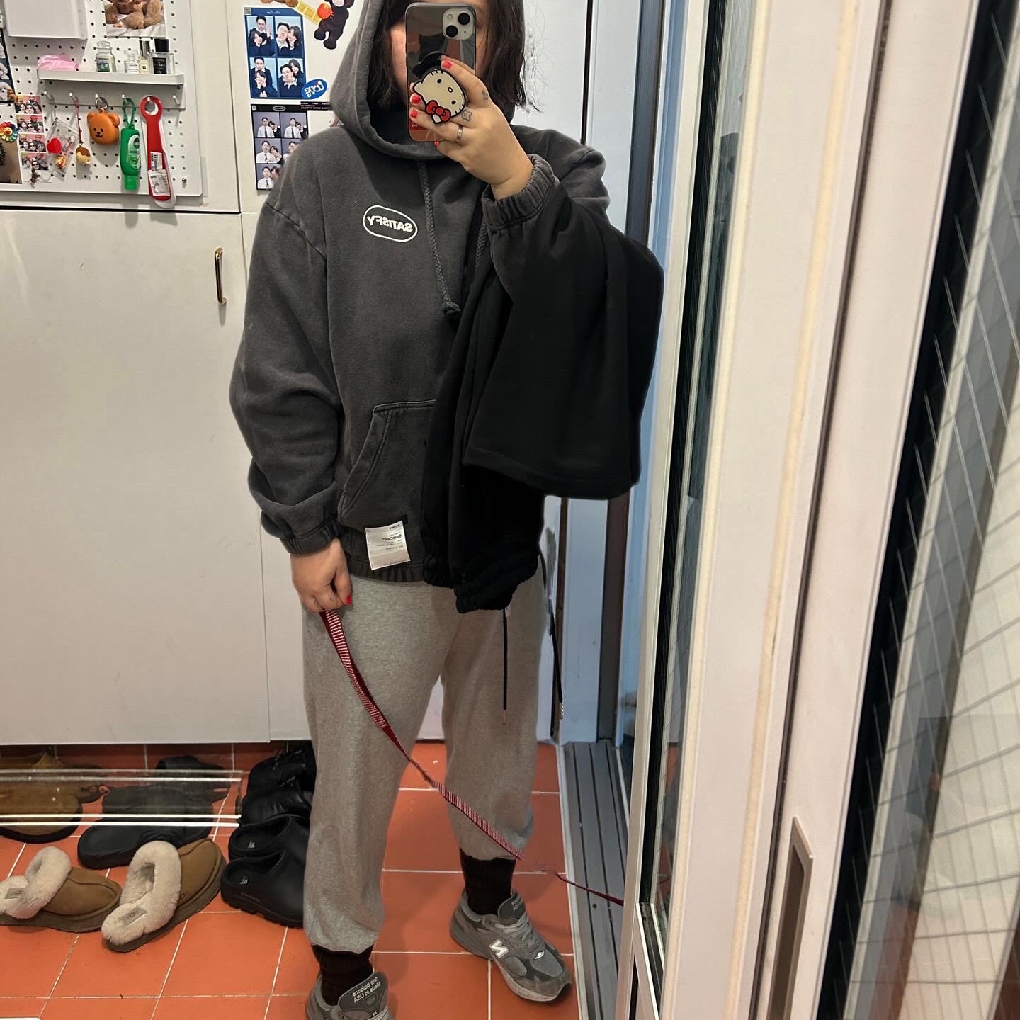 Satisfy Softcell Hoodie Aged Black 착용 스타일 - 3
