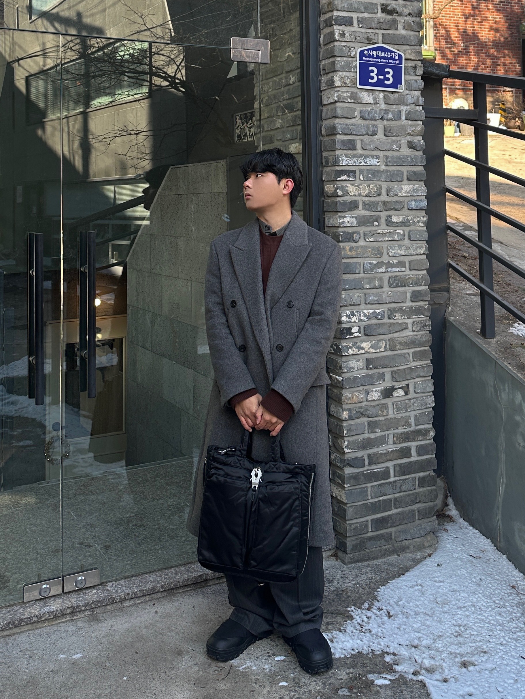 Amomento Stripe Square Pocket Oversized Shirts Khaki - 24FW, Amomento Vibram Mary Jane Black - 24FW 착용 스타일 - 3