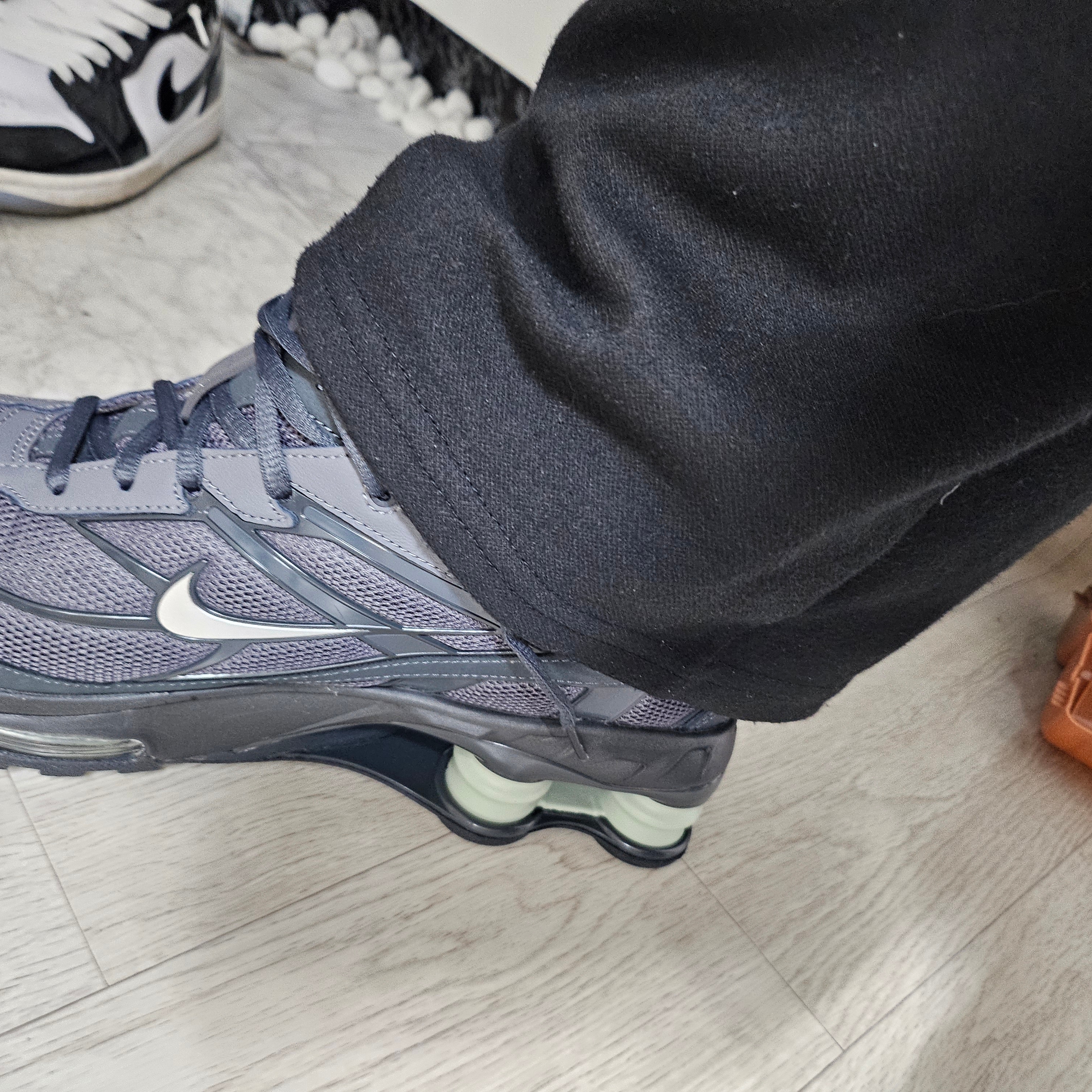 Nike Shox Ride 2 Iron Grey and Anthracite 착용 스타일 - 5