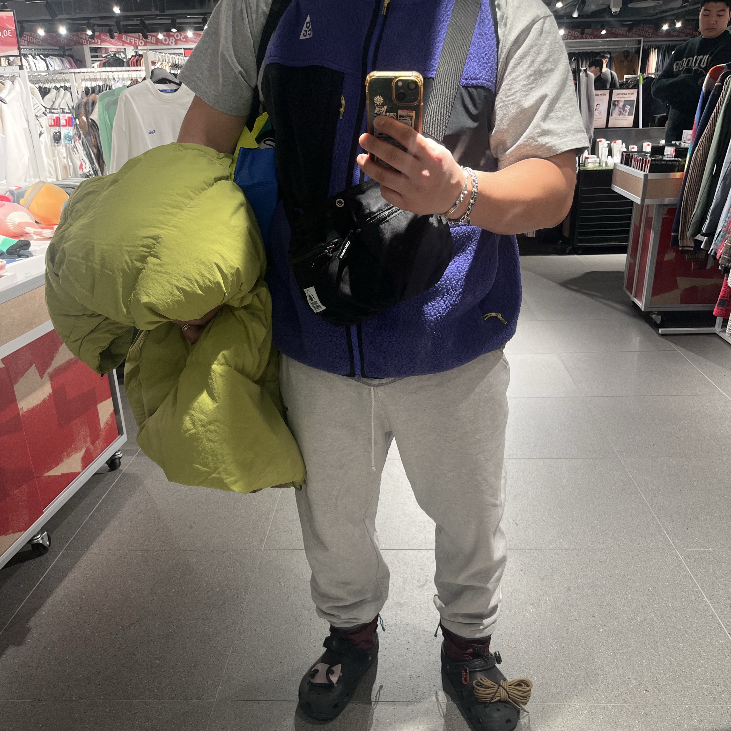 Crocs x Nicole McLaughlin Campsite Classic Clog Black, Ten C Artic Down Parka Absinthe Green 착용 스타일