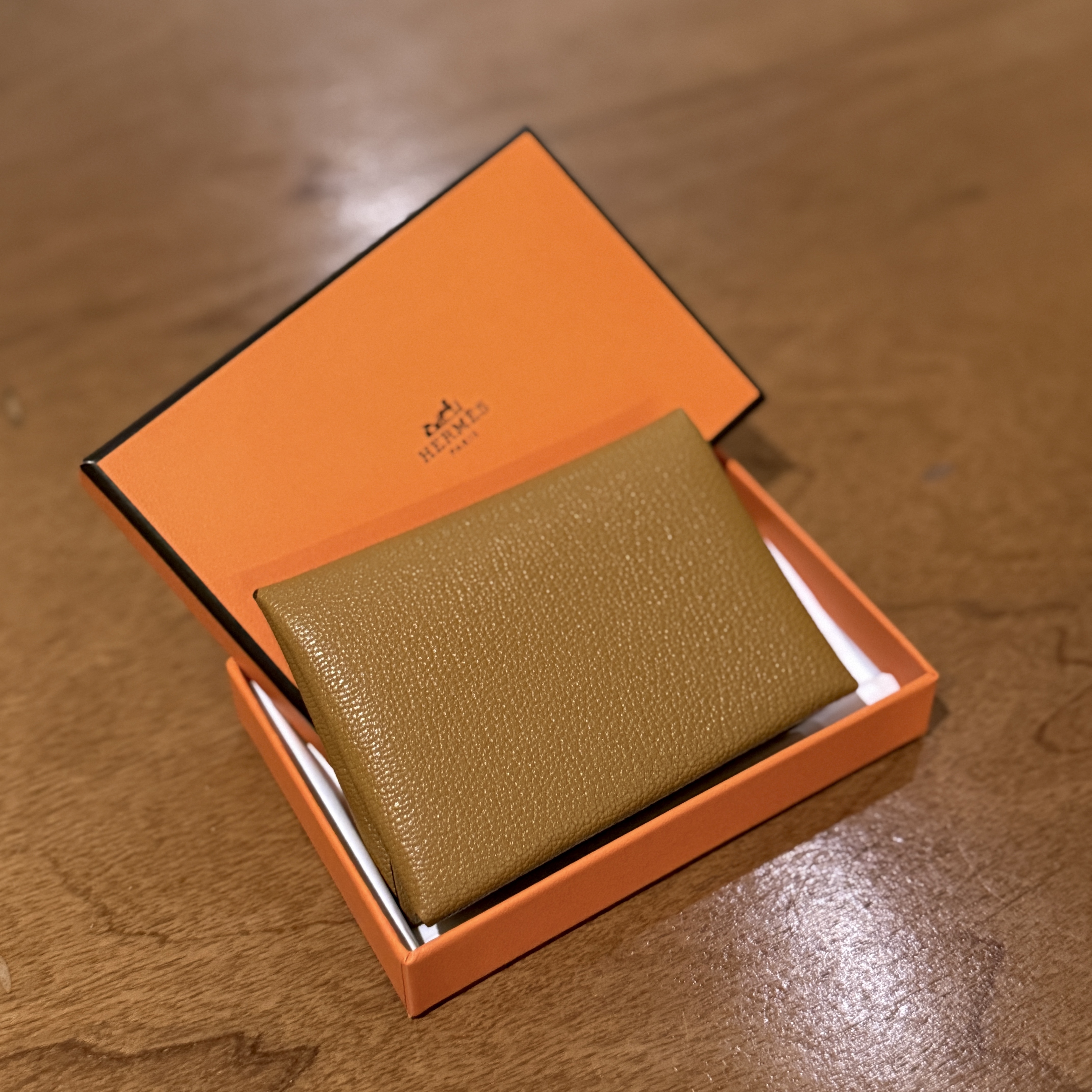 Hermes Calvi Duo Card Holder Mysore Goatskin & Palladium Caramel 착용 스타일 - 4