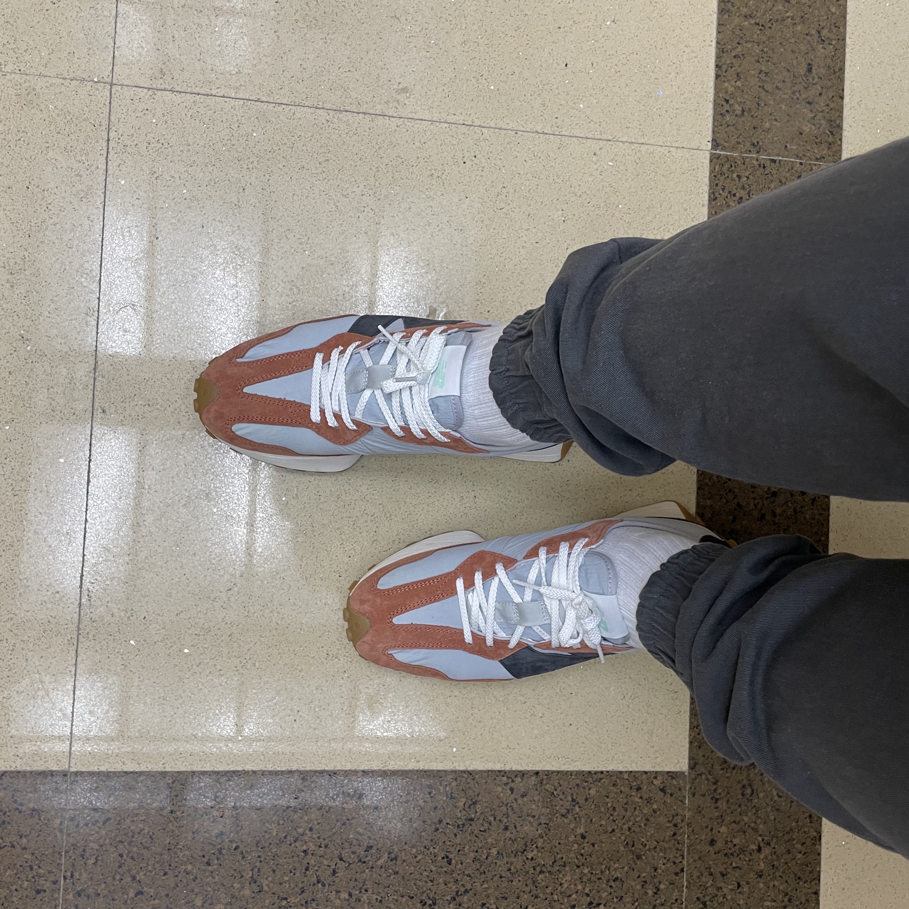 New Balance 327 Brown Grey 착용 스타일