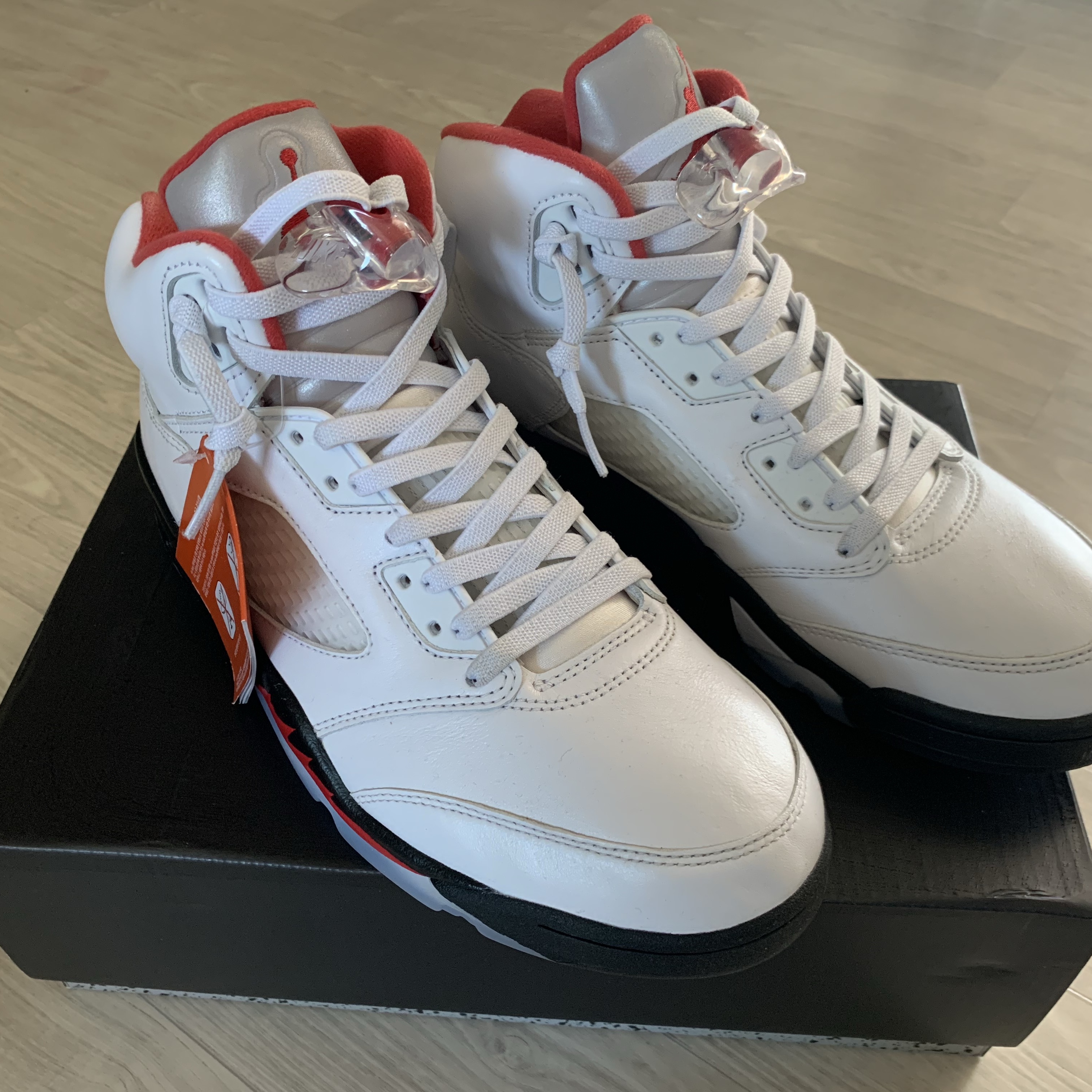 Jordan 5 Retro Fire Red Silver Tongue 2020 착용 스타일 - 1