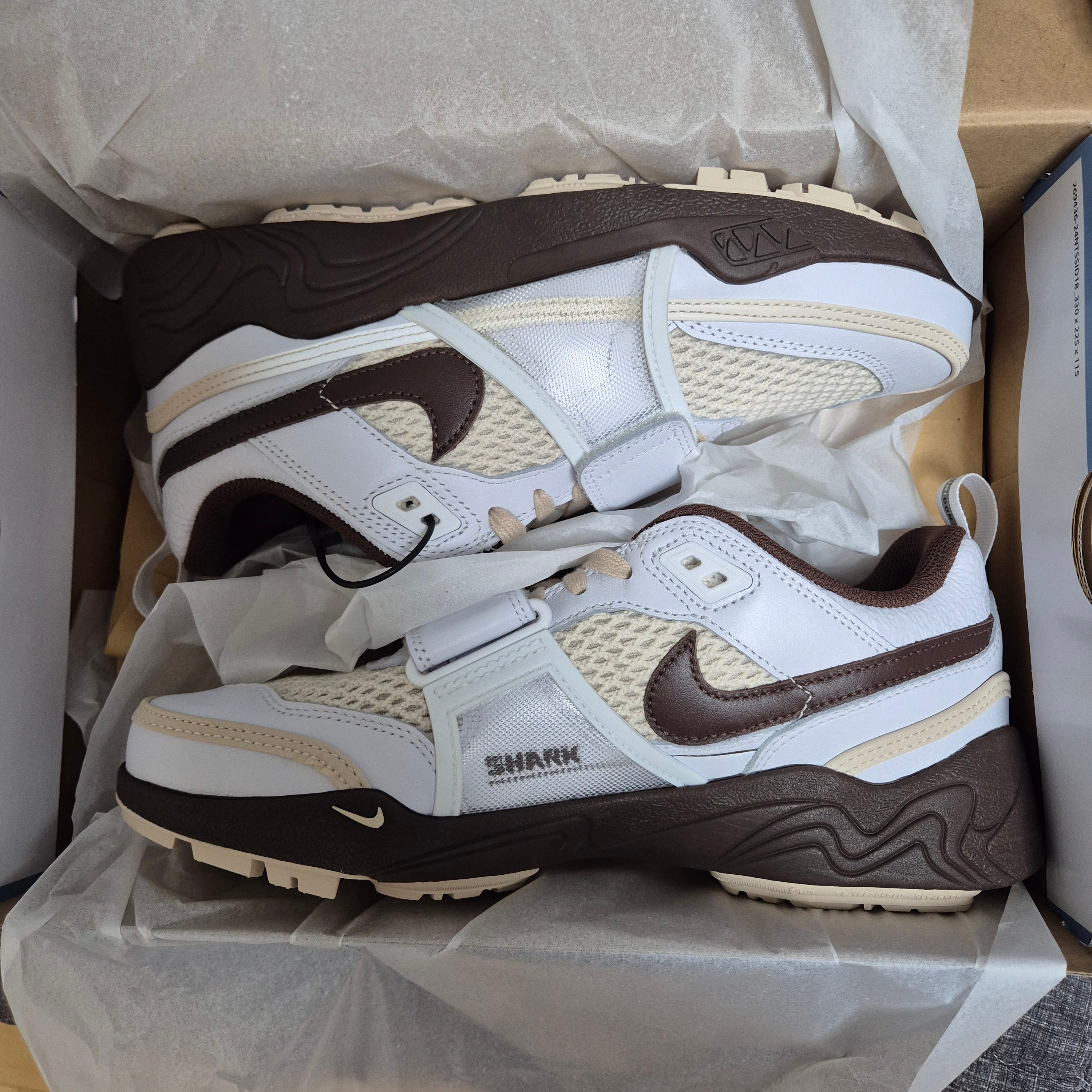 Nike x Travis Scott Zoom Field Jaxx White and Light Chocolate 착용 스타일 - 1