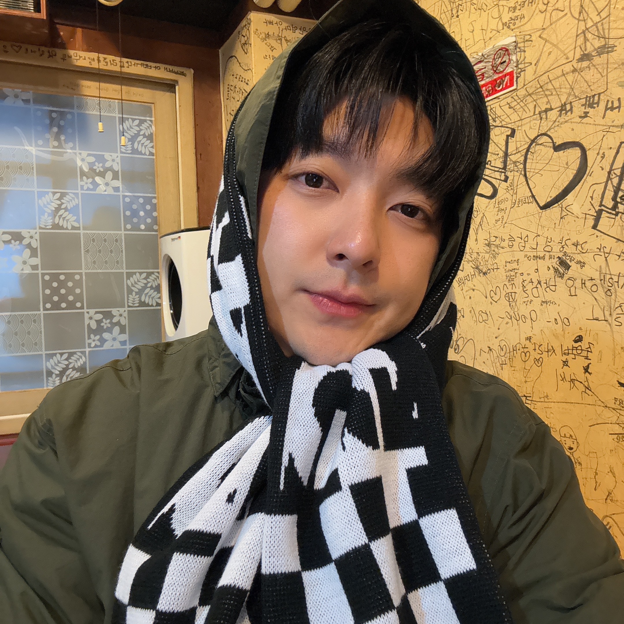CDG Logo Check Muffler White Black 착용 스타일