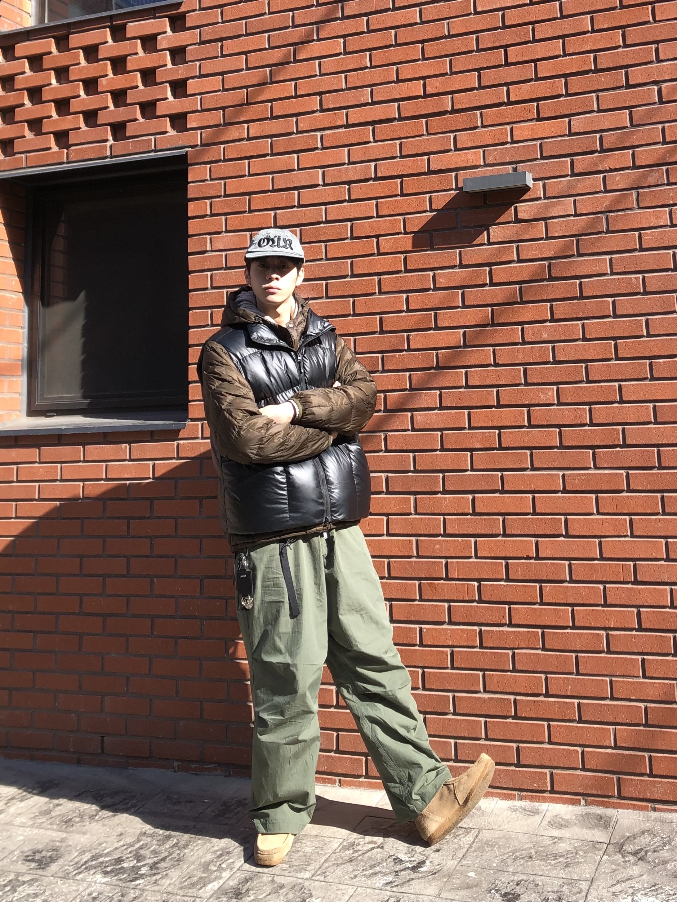 Gatherlazy Washed Damage Our Cap Charcoal 착용 스타일 - 1