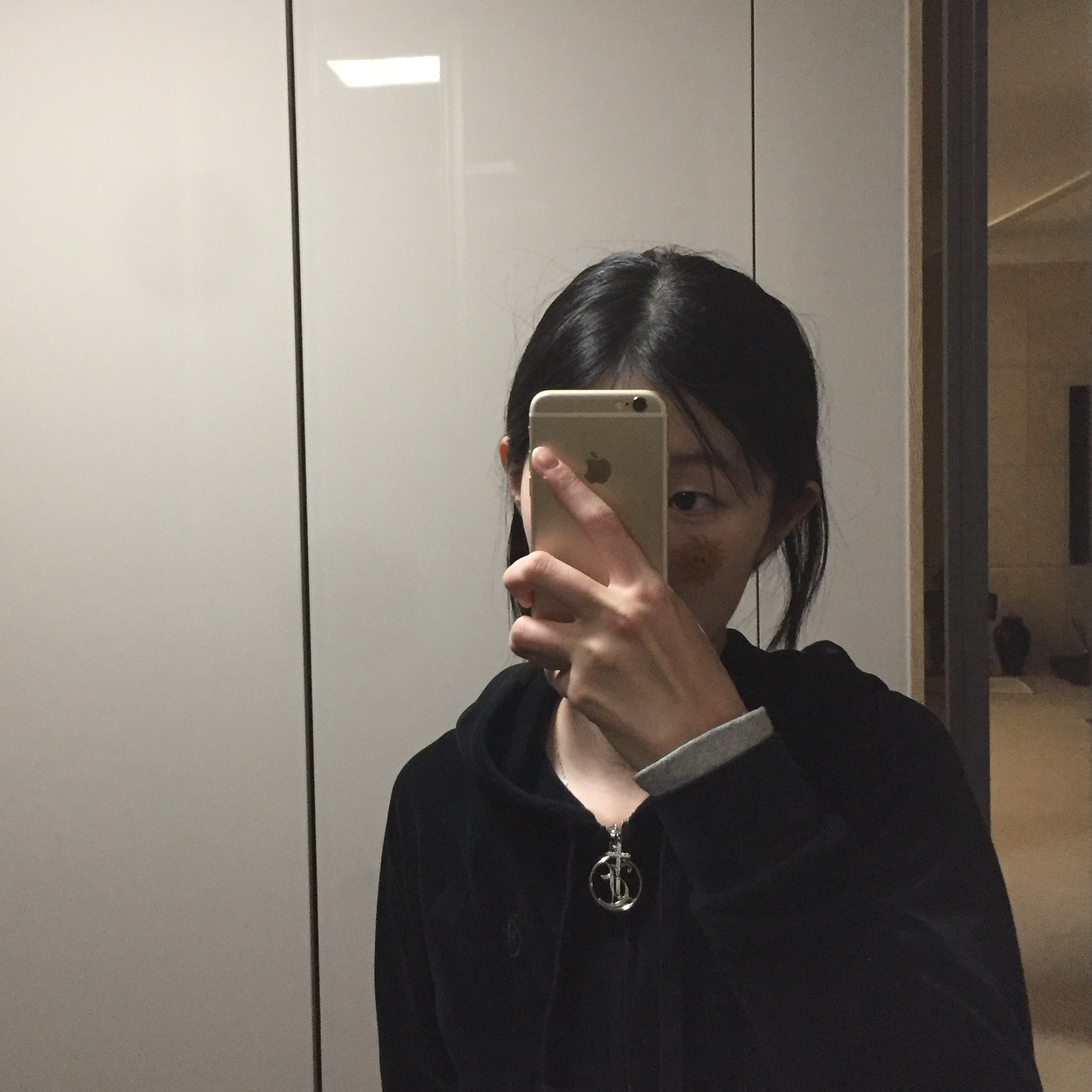 Casetify x Matin Kim iPhone Signature Magsafe Mirror Case Silver 착용 스타일 - 2