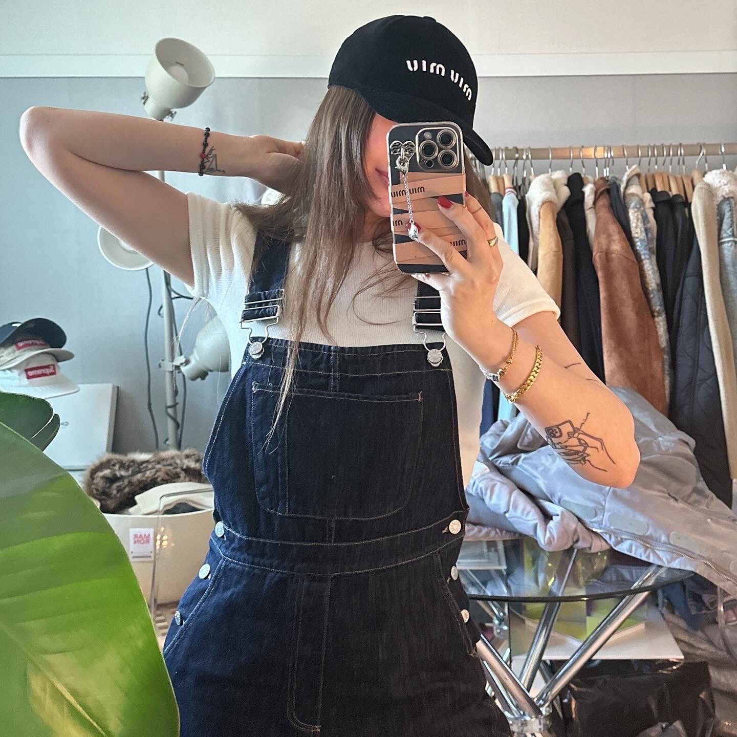 (W) Miu Miu Velvet Baseball Cap Black White 착용 스타일 - 2