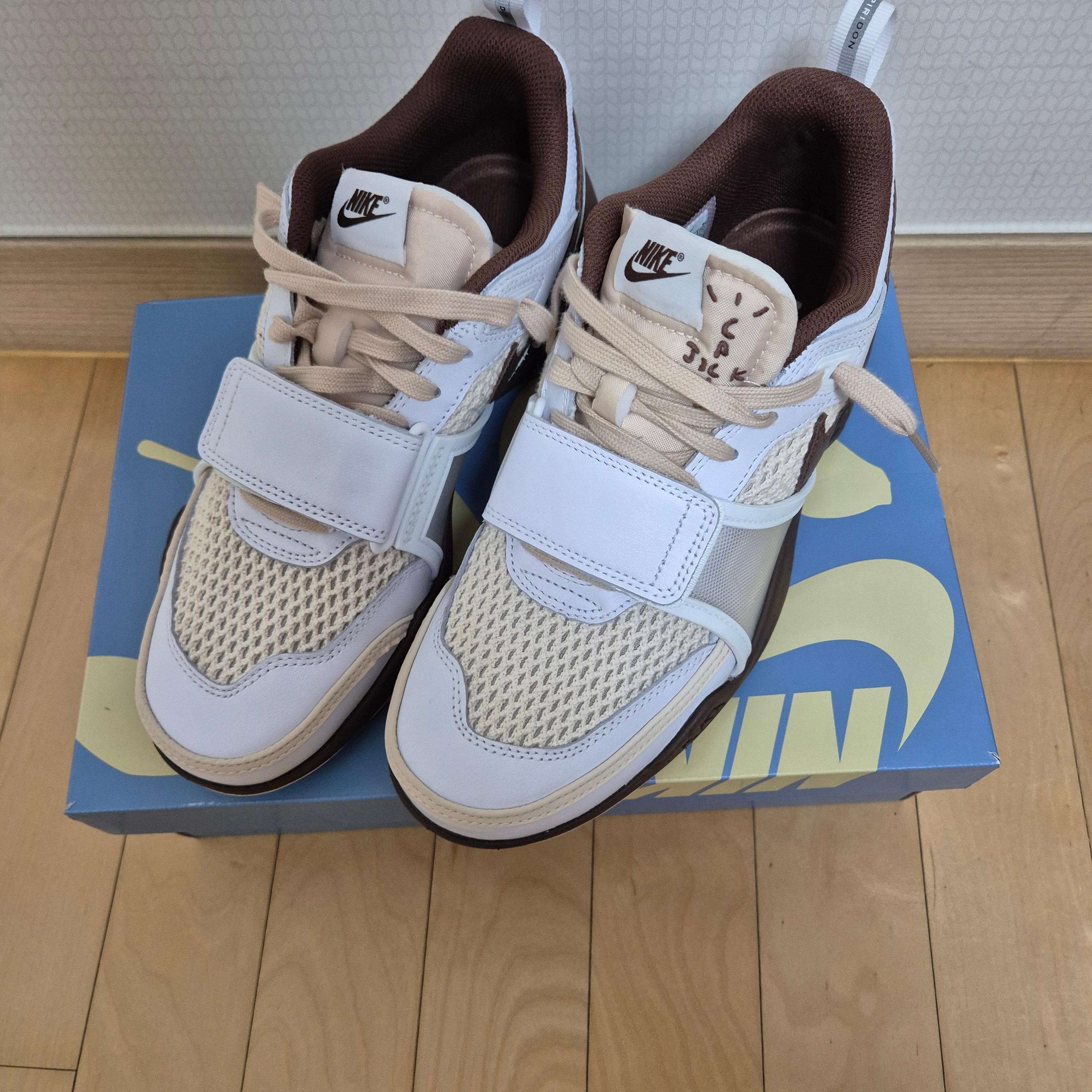 Nike x Travis Scott Zoom Field Jaxx White and Light Chocolate 착용 스타일 - 2
