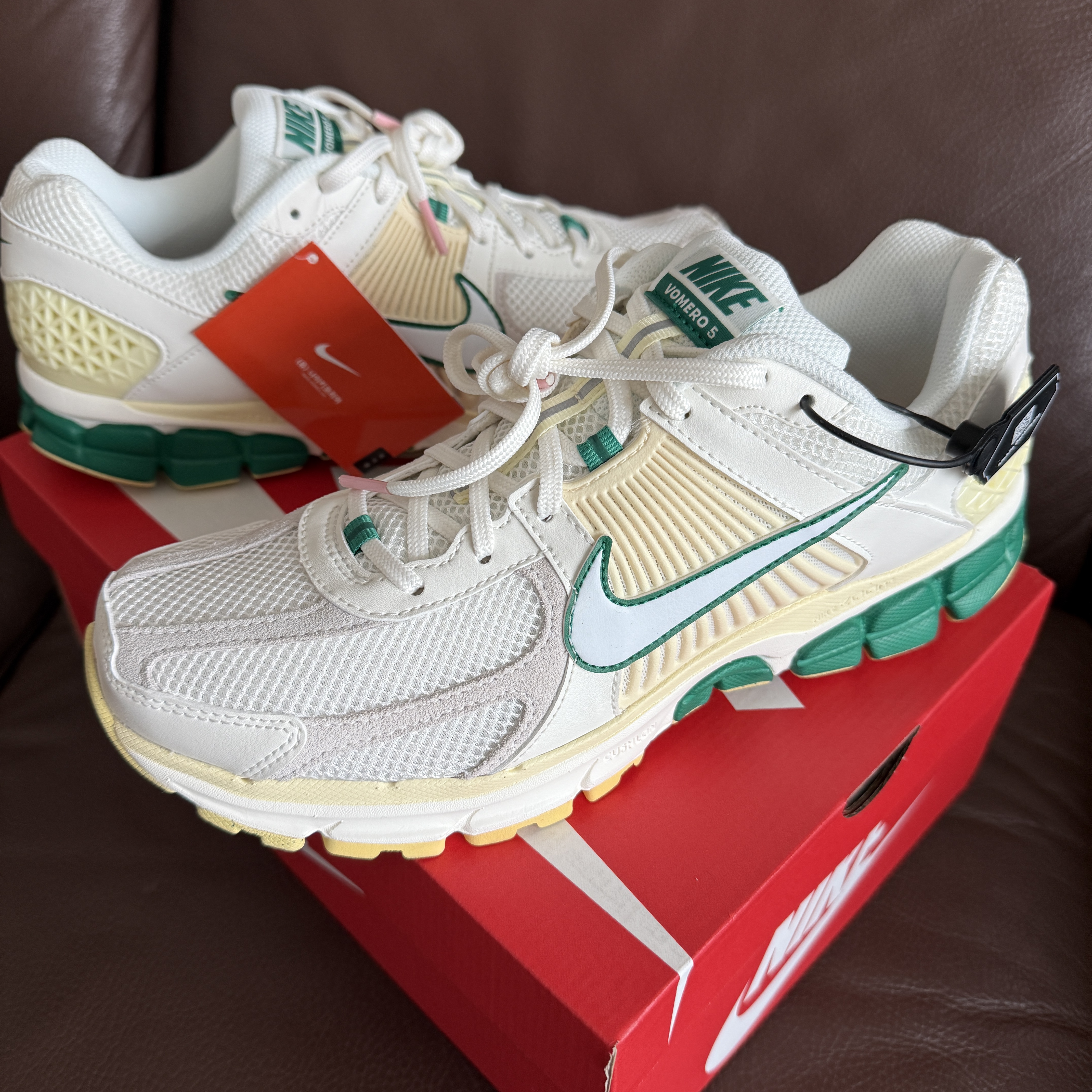 Nike Zoom Vomero 5 Sail Malachite Alabaster White 착용 스타일 - 1