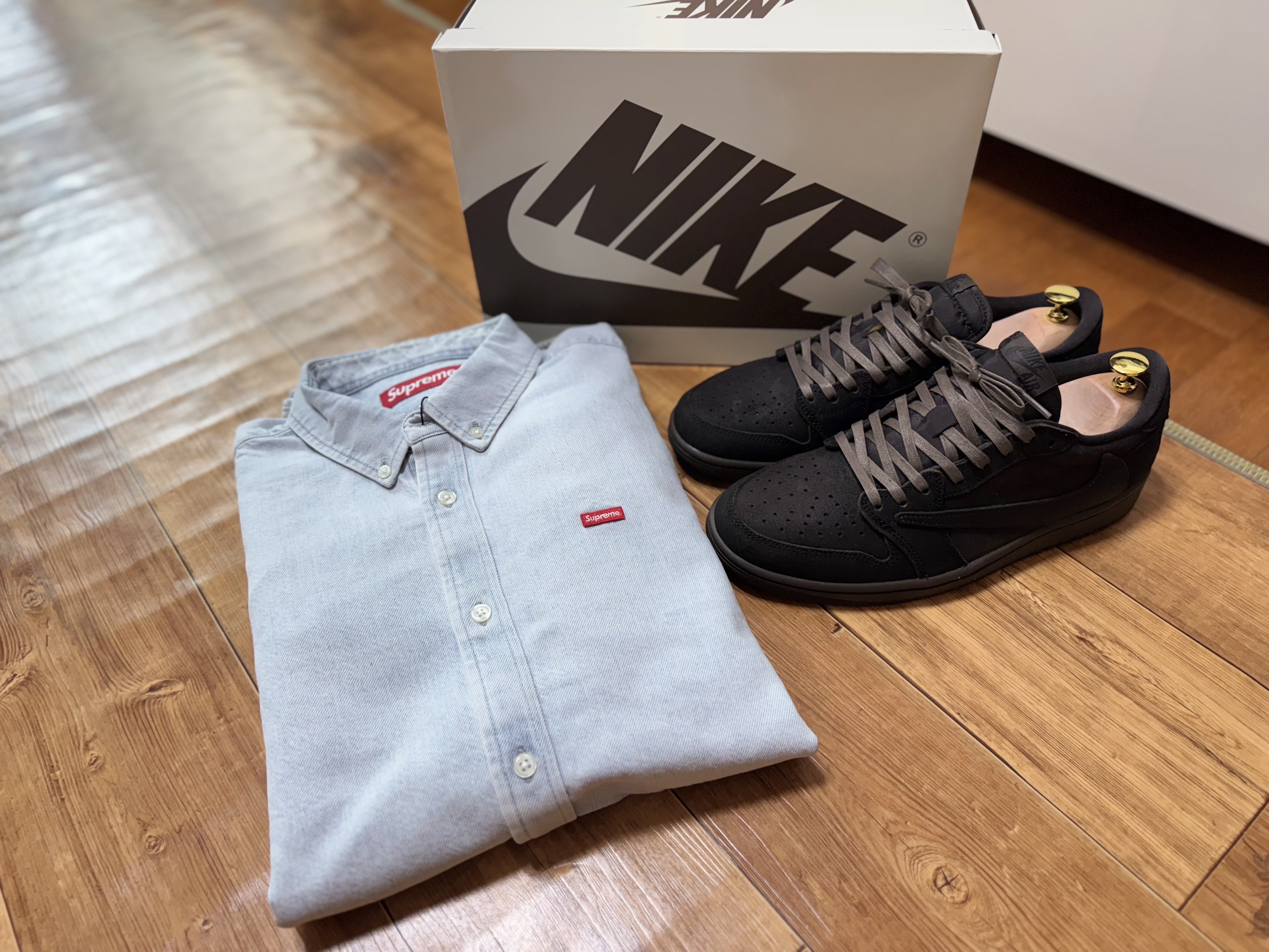 Supreme Small Box Shirt Washed Denim - 24FW, Jordan 1 x Travis Scott Retro Low OG SP Velvet Brown and Dark Mocha 착용 스타일