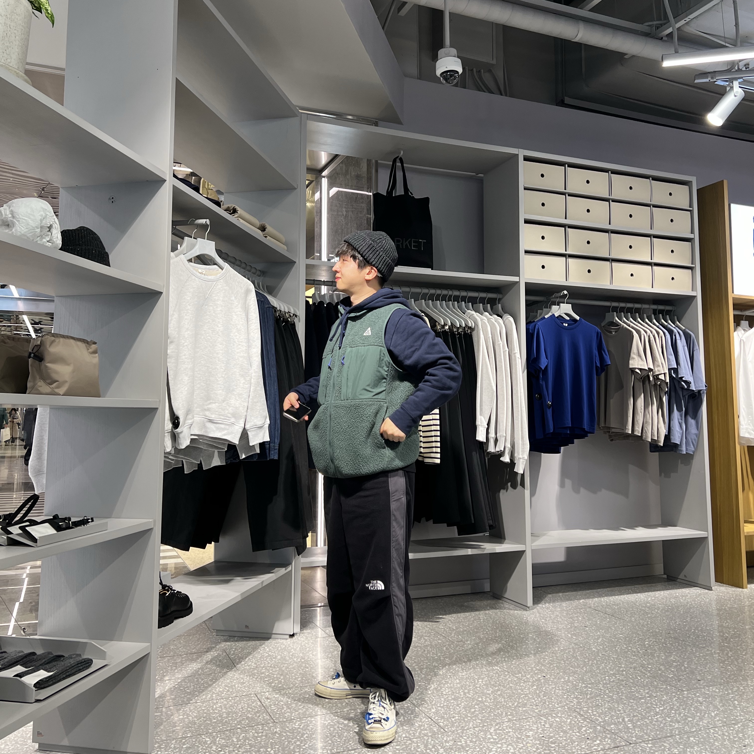 Nike ACG Arctic Wolf Vest Vintage Green - Asia, Converse x Ader Error Chuck 70 High White 착용 스타일