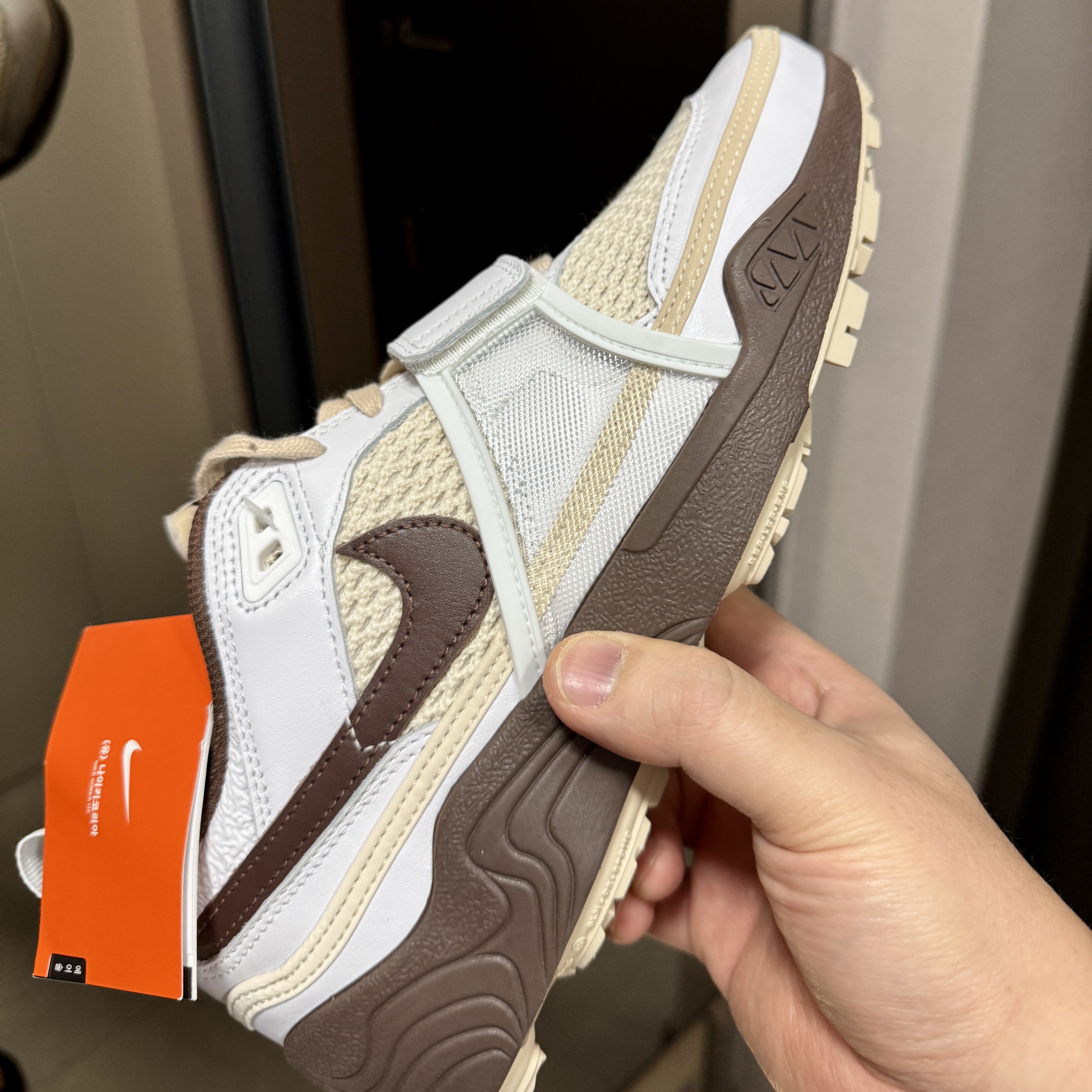 Nike x Travis Scott Zoom Field Jaxx White and Light Chocolate 착용 스타일
