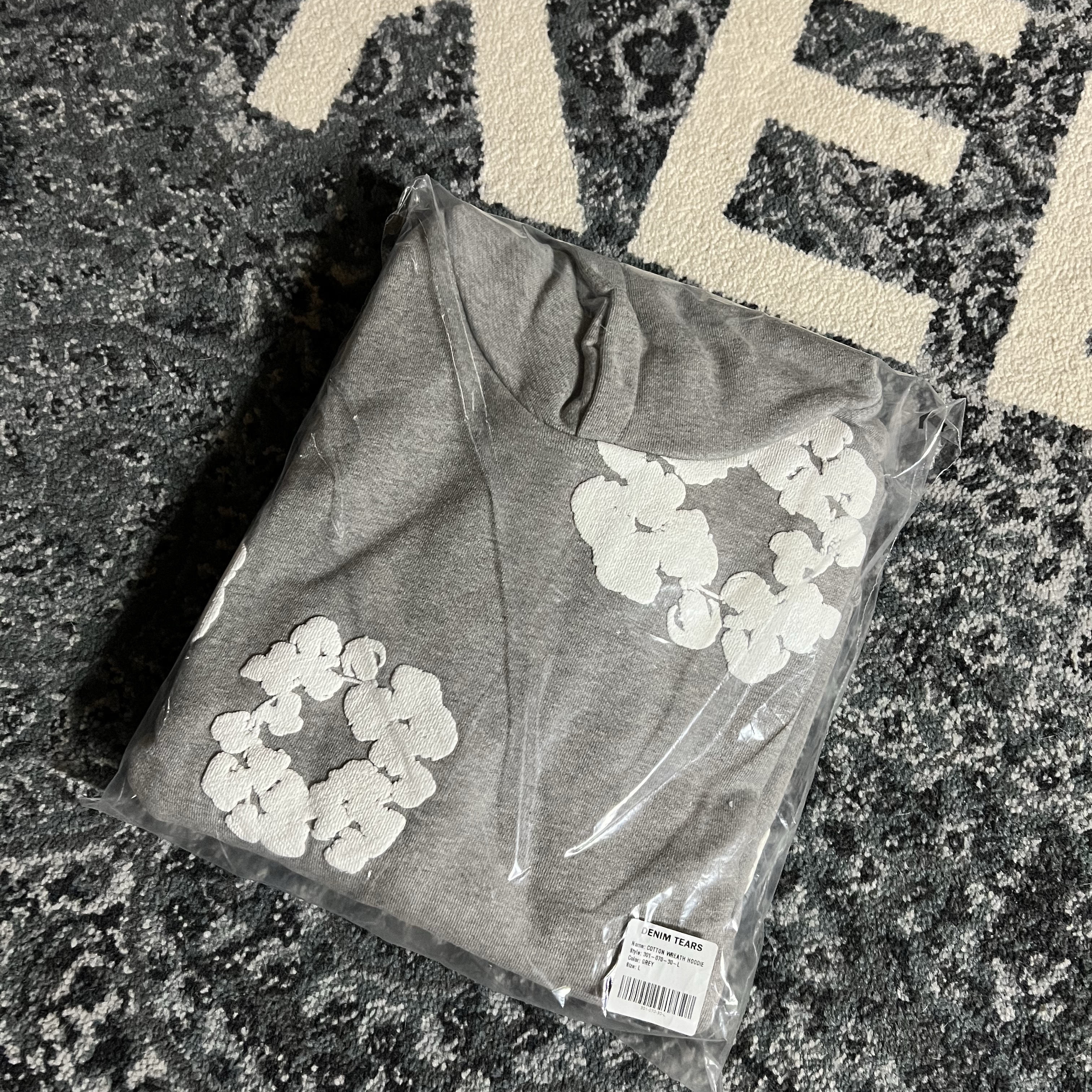 Denim Tears The Cotton Wreath Sweatshirt Grey 착용 스타일 - 2