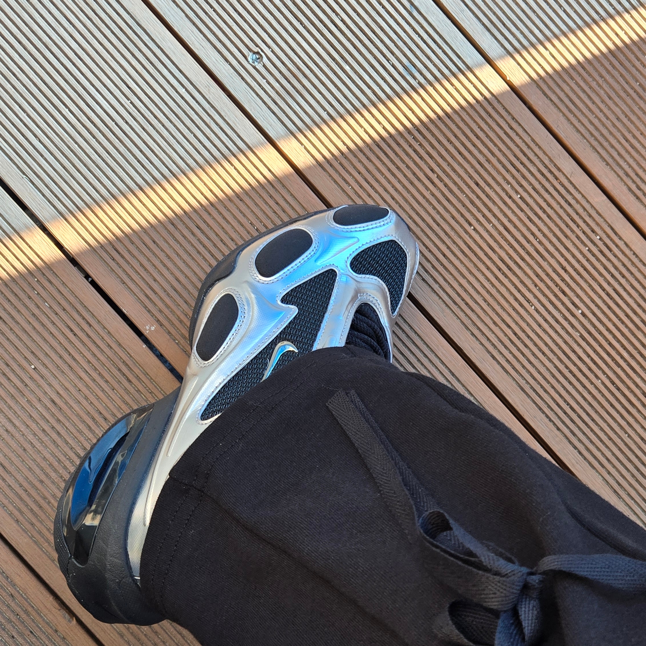 (W) Nike Air Max Muse Black and Metallic Silver 착용 스타일 - 2