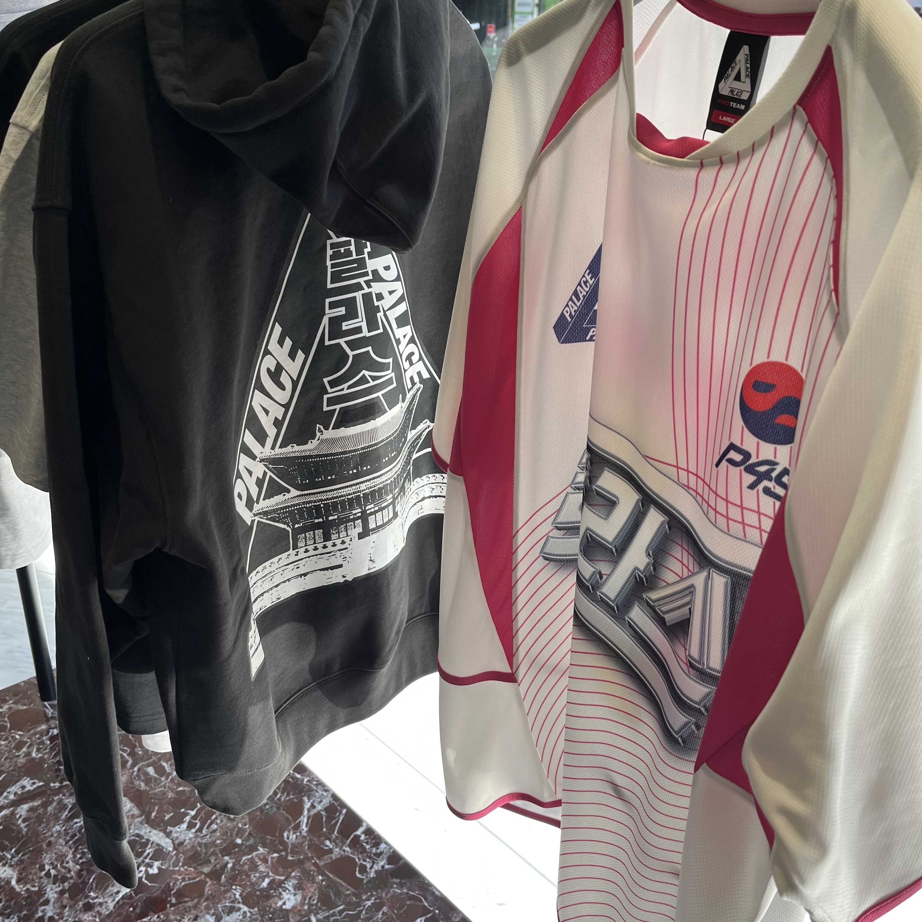 Palace Seoul 2 Seoul Jersey White Pink - 25SS, Palace Seoul 2 Seoul Hoodie Black - 25SS 착용 스타일
