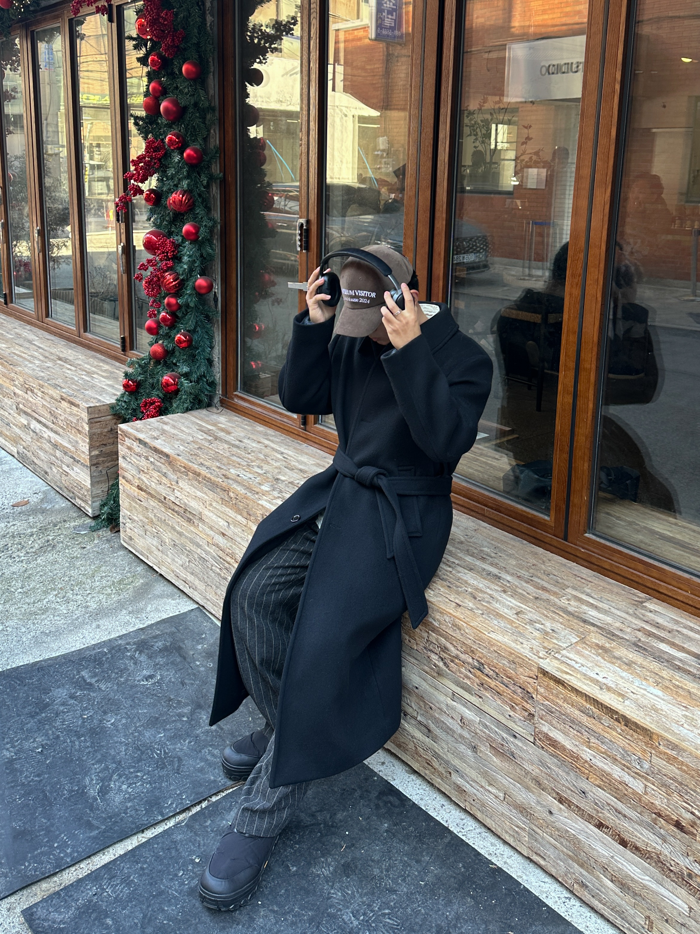 Amomento Mens Single Breasted Long Coat Black - 24FW, The Museum Visitor Corduroy Ball Cap Brown 착용 스타일 - 7