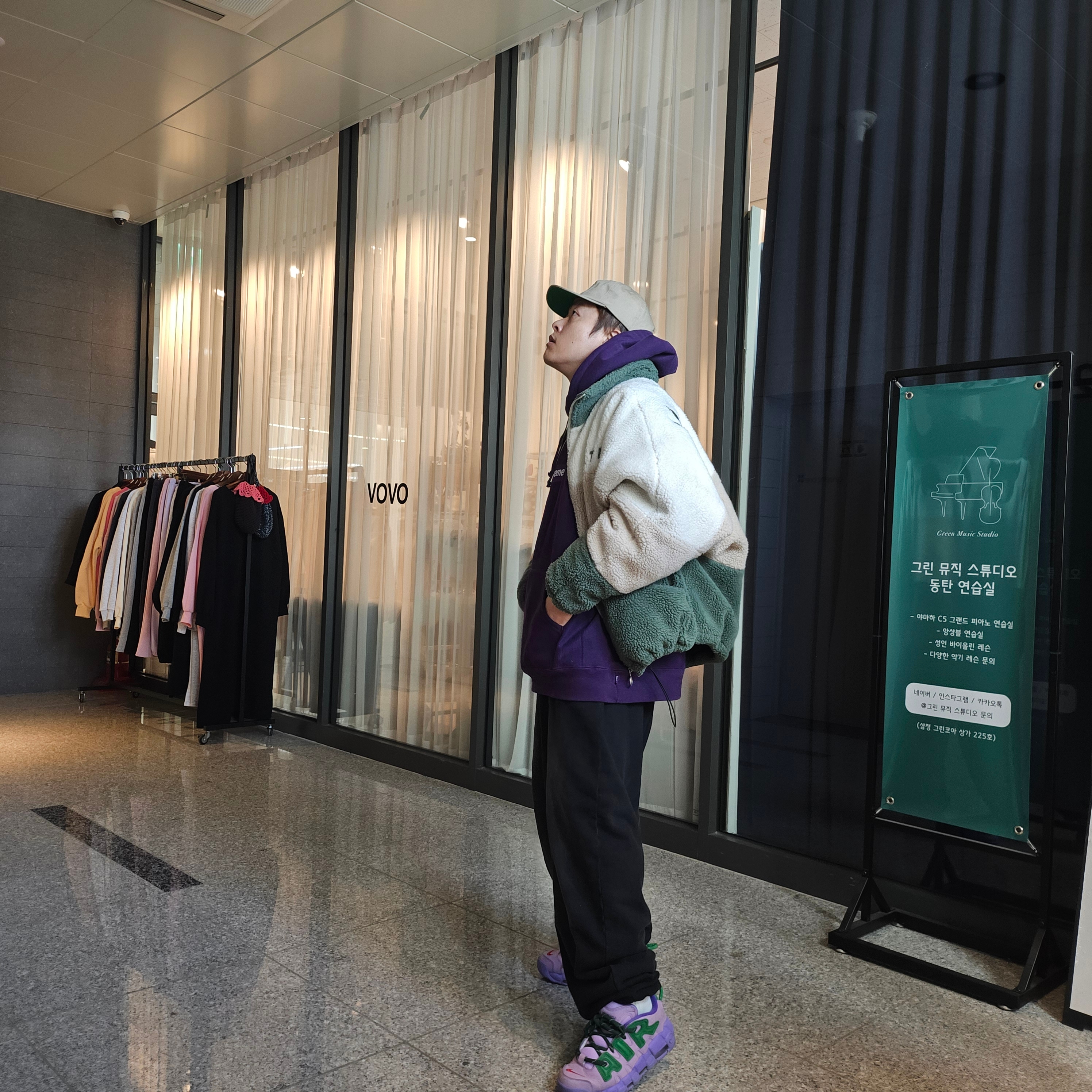 Supreme Box Logo Hooded Sweatshirt Dark Purple - 23FW, Stussy Basic Strapback Cap Khaki 착용 스타일 - 3