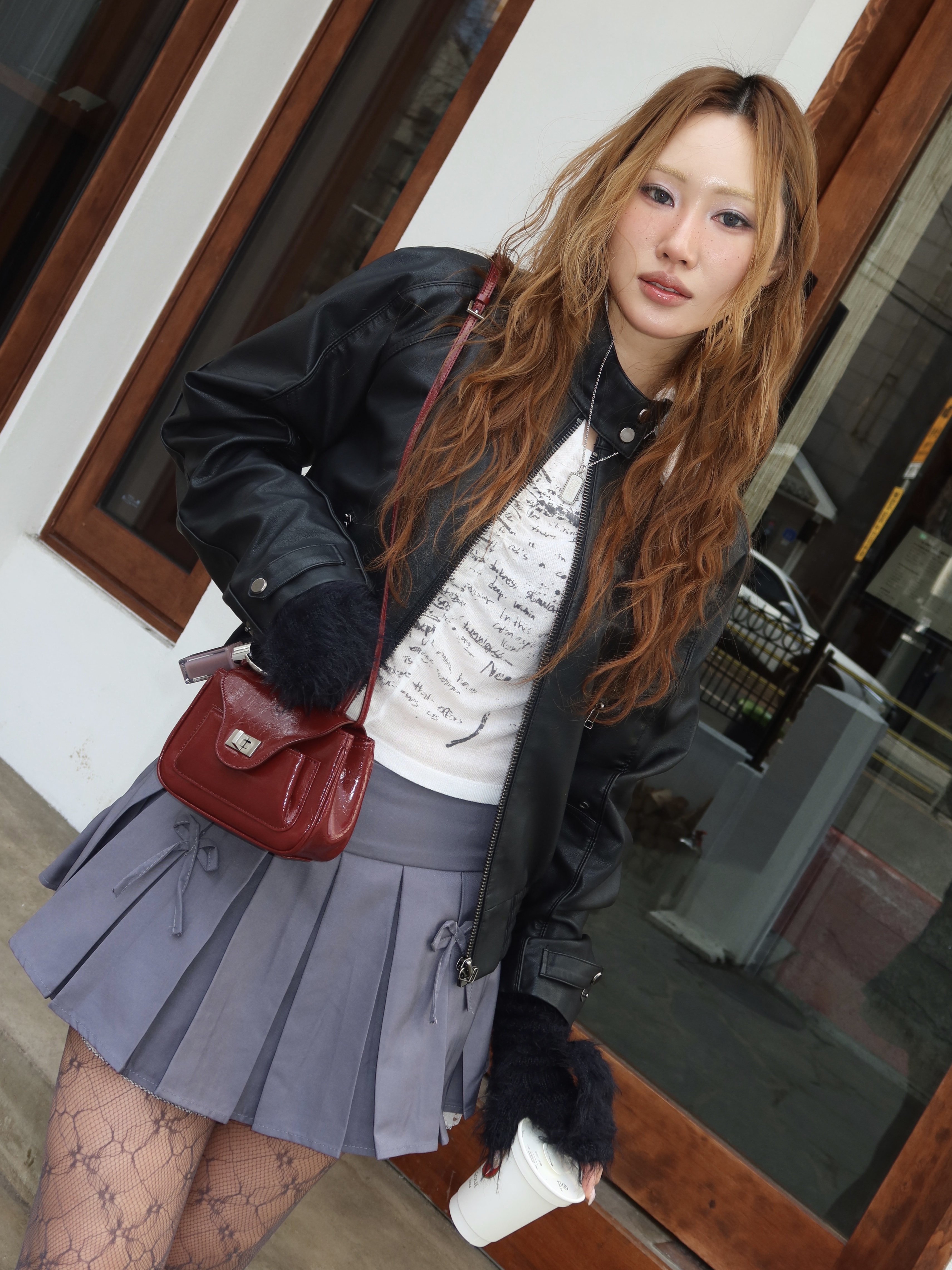 APOA Pao Mini Tote Bag Burgundy 착용 스타일 - 1