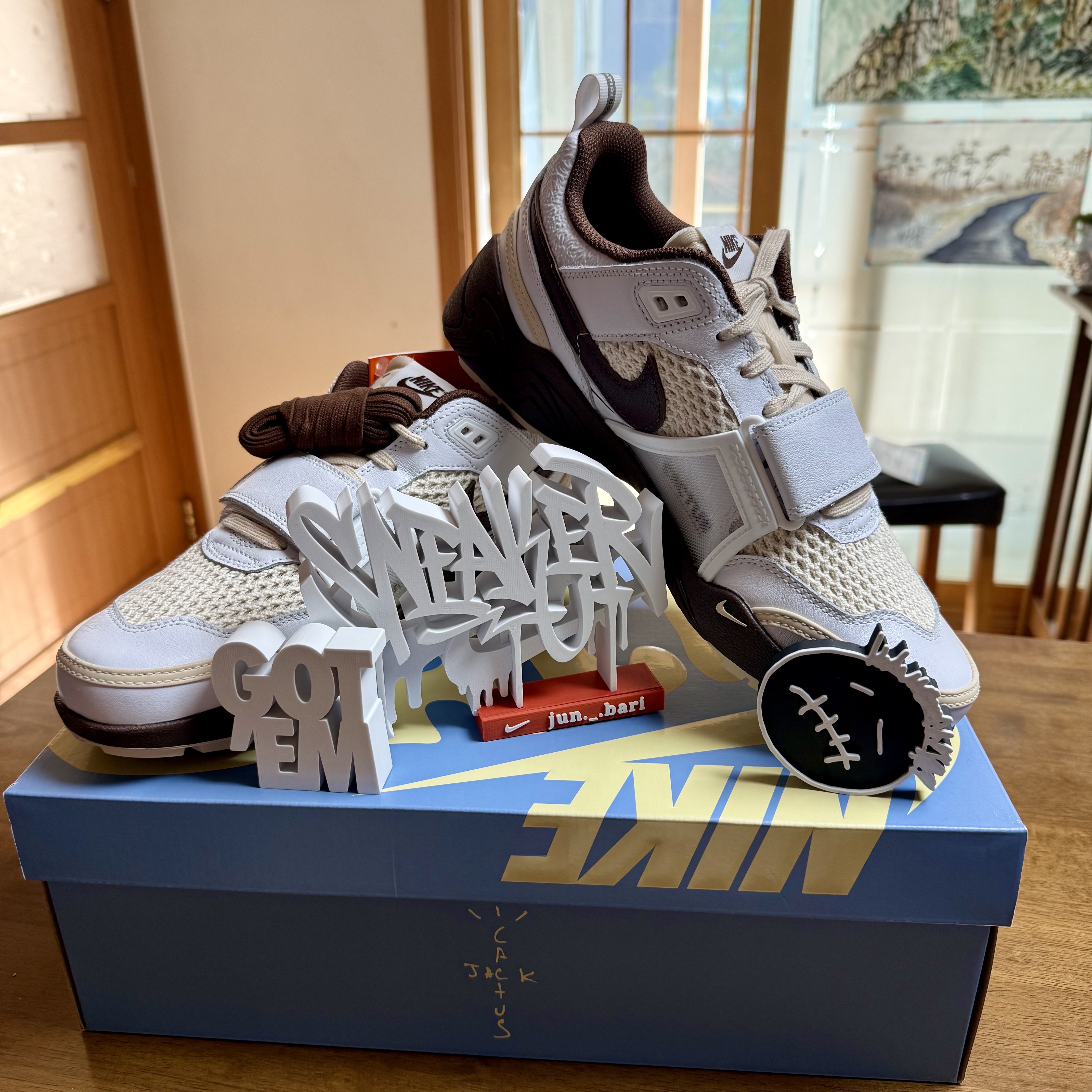 Nike x Travis Scott Zoom Field Jaxx White and Light Chocolate 착용 스타일