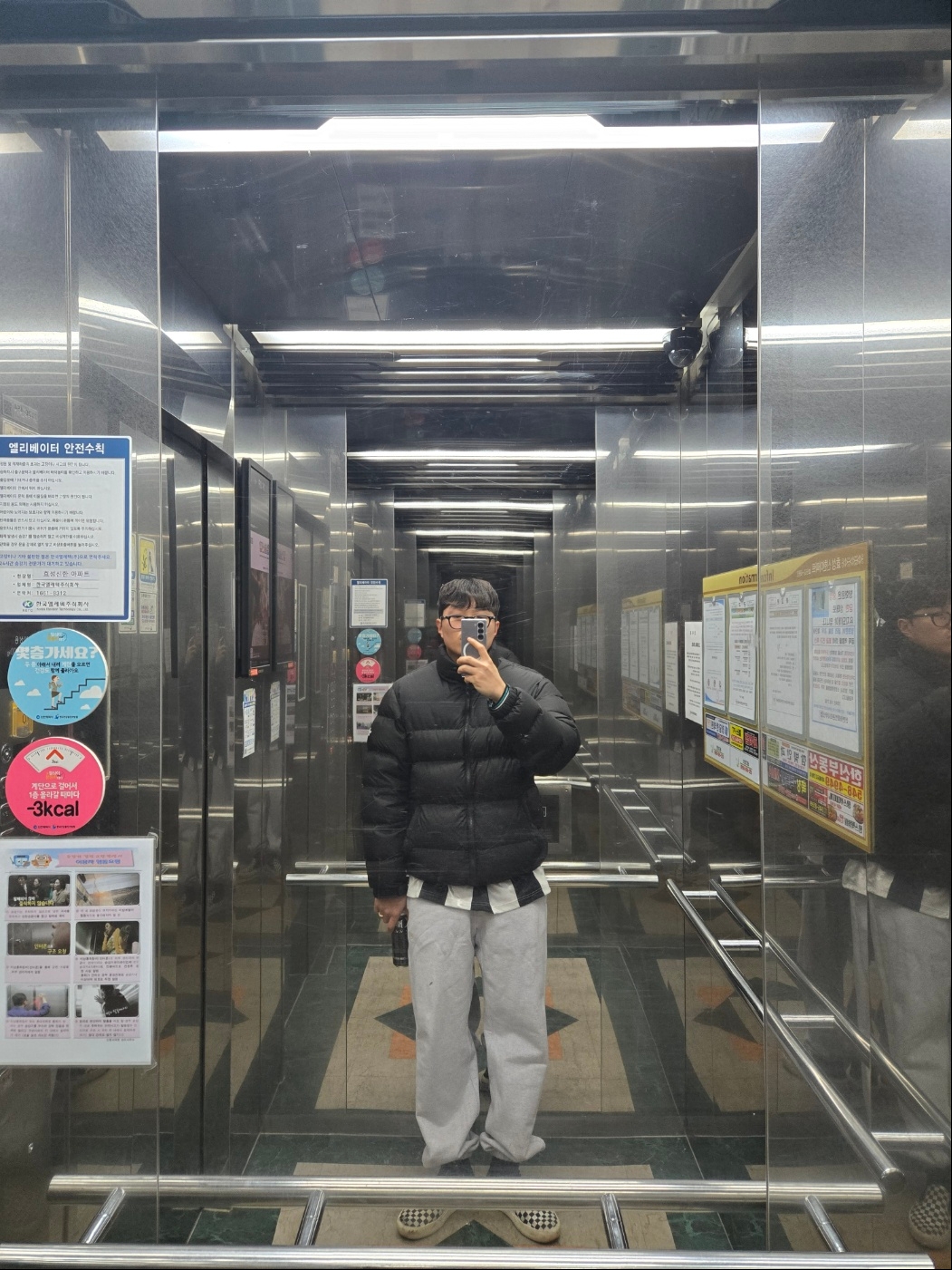 Vans Checkerboard Comfycush One Black, The North Face 1992 Nuptse Jacket Black 착용 스타일