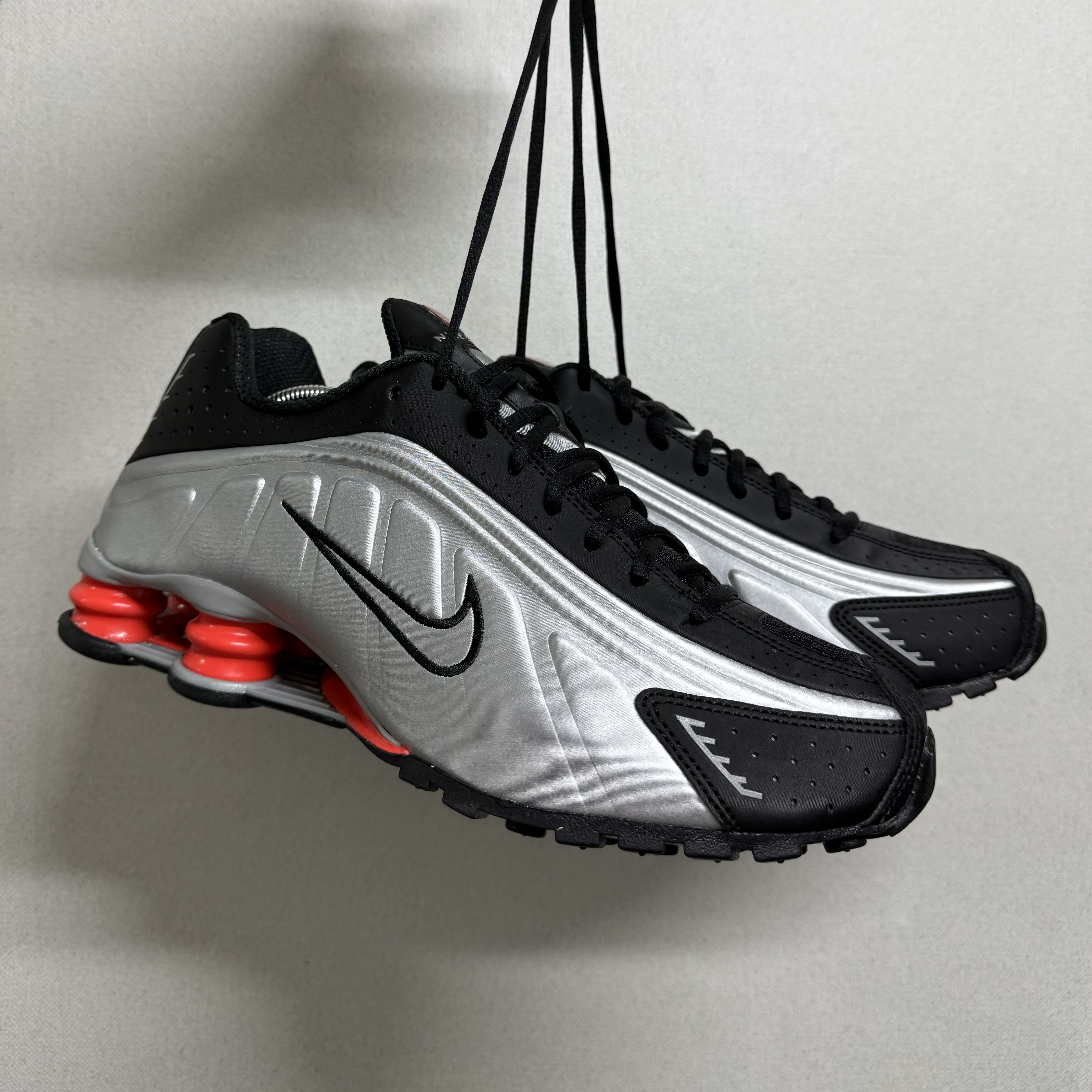 Nike Shox R4 Metallic Silver Red 착용 스타일