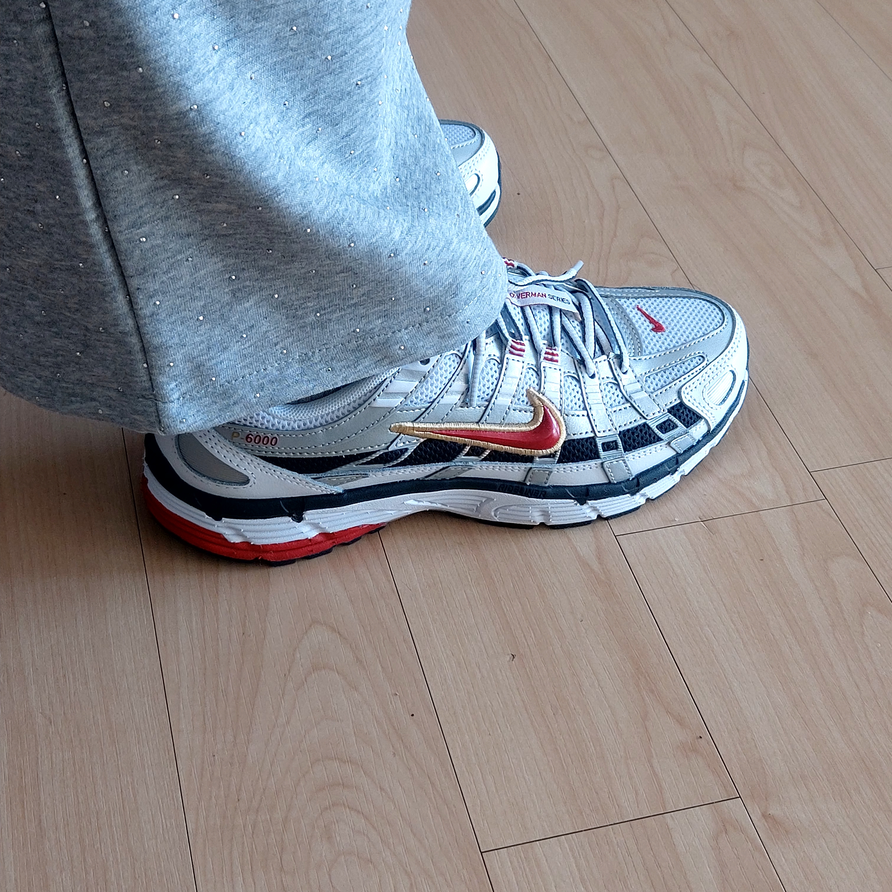 (W) Nike P-6000 Metallic Silver Red 착용 스타일 - 2