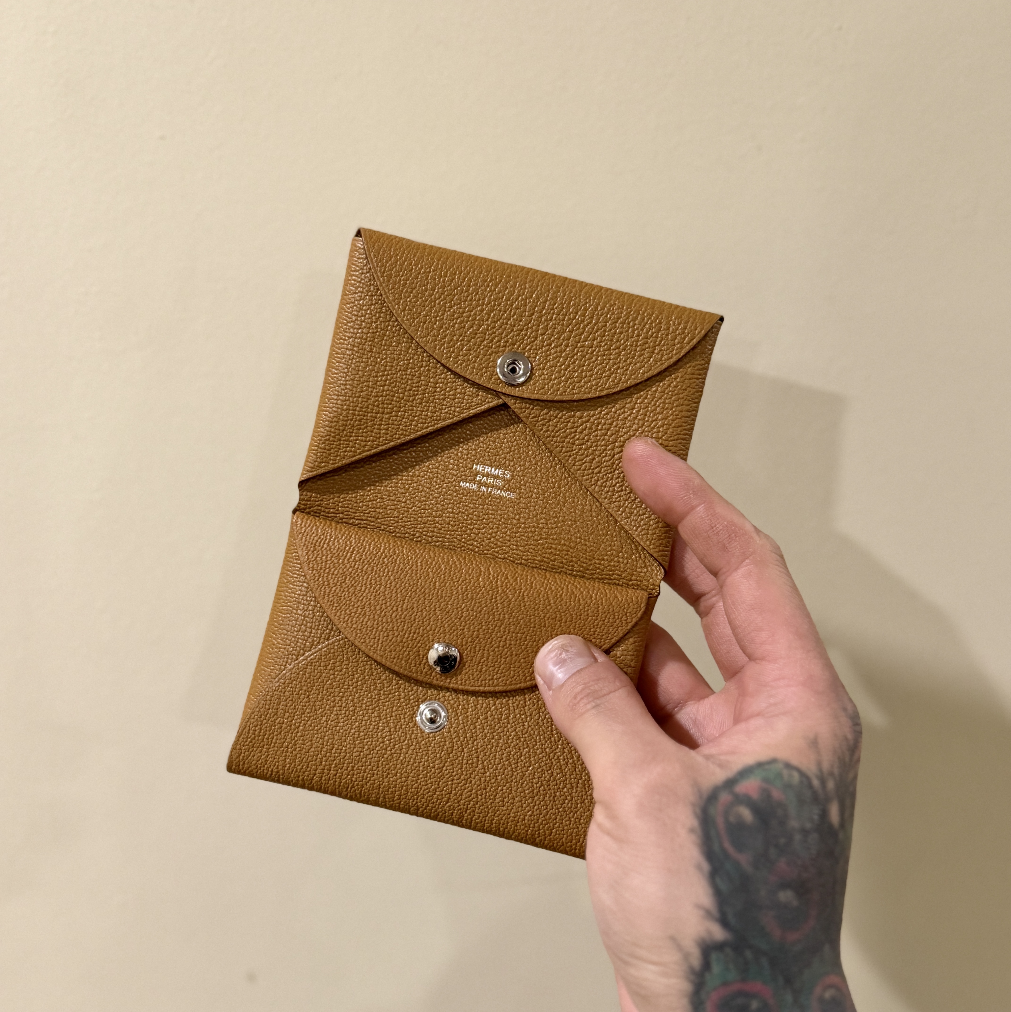 Hermes Calvi Duo Card Holder Mysore Goatskin & Palladium Caramel 착용 스타일 - 1
