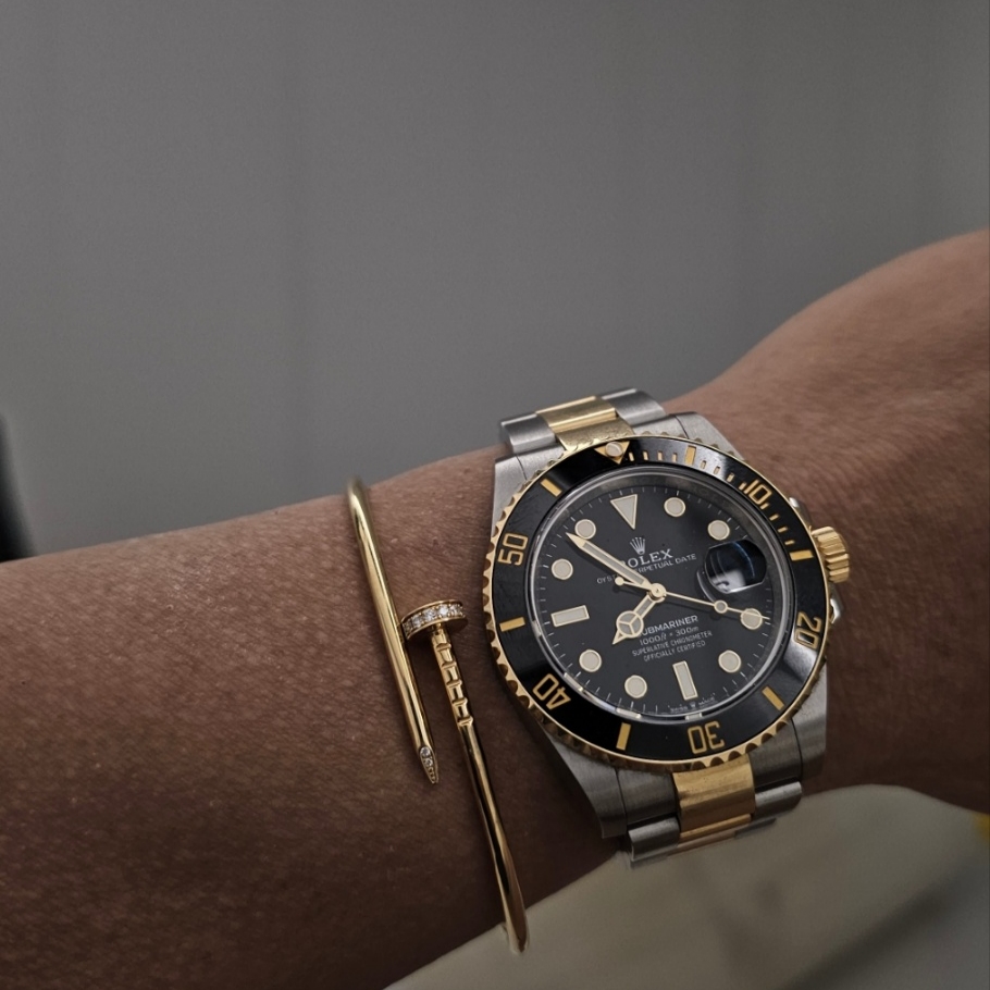 Rolex Submariner Date 41mm 126613LN Black Oyster, Cartier Just Un Clou Bracelet Yellow Gold 착용 스타일