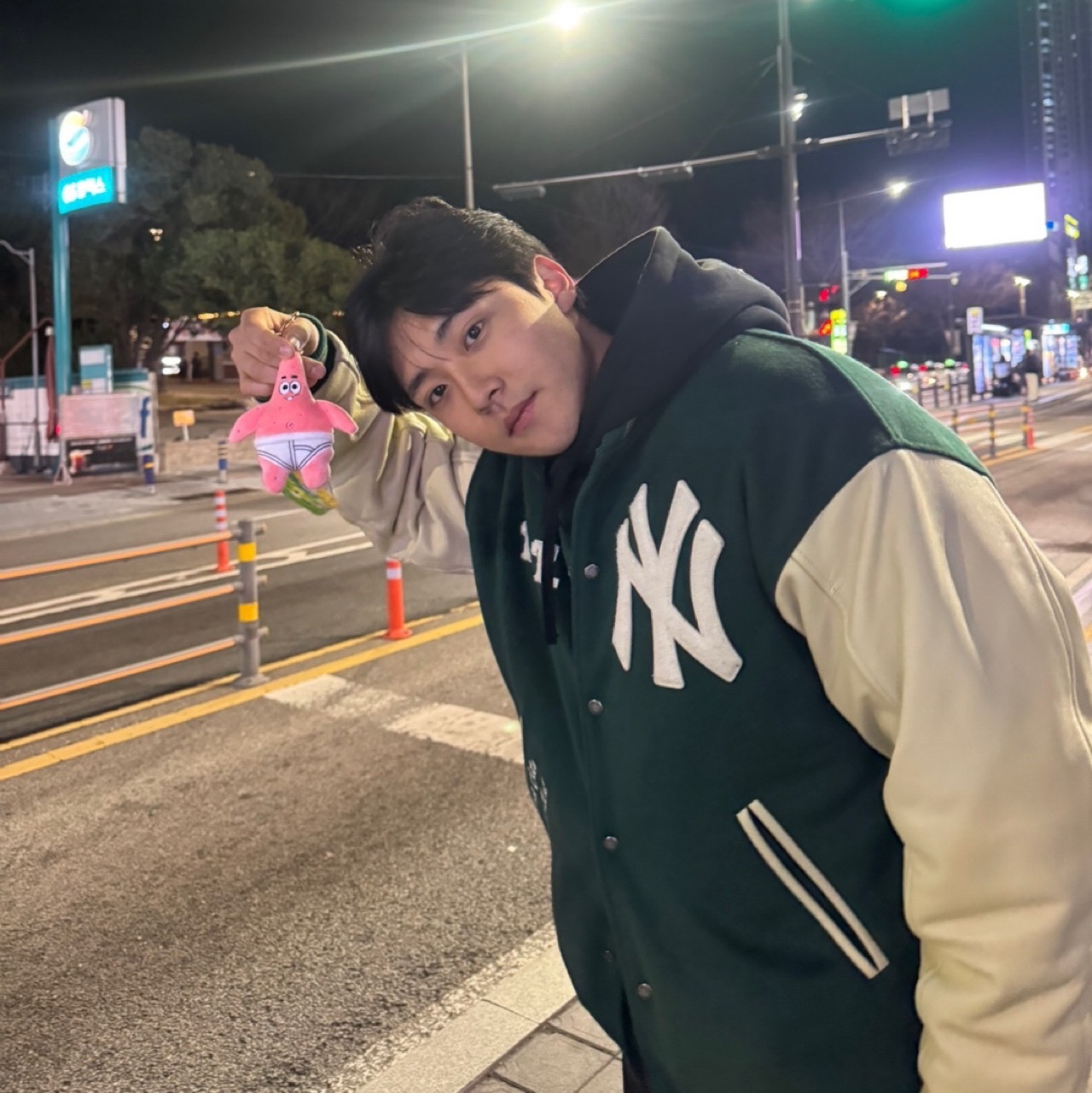 Thisisneverthat x New Era x MLB New York Yankees Varsity Jacket Dark Green 착용 스타일