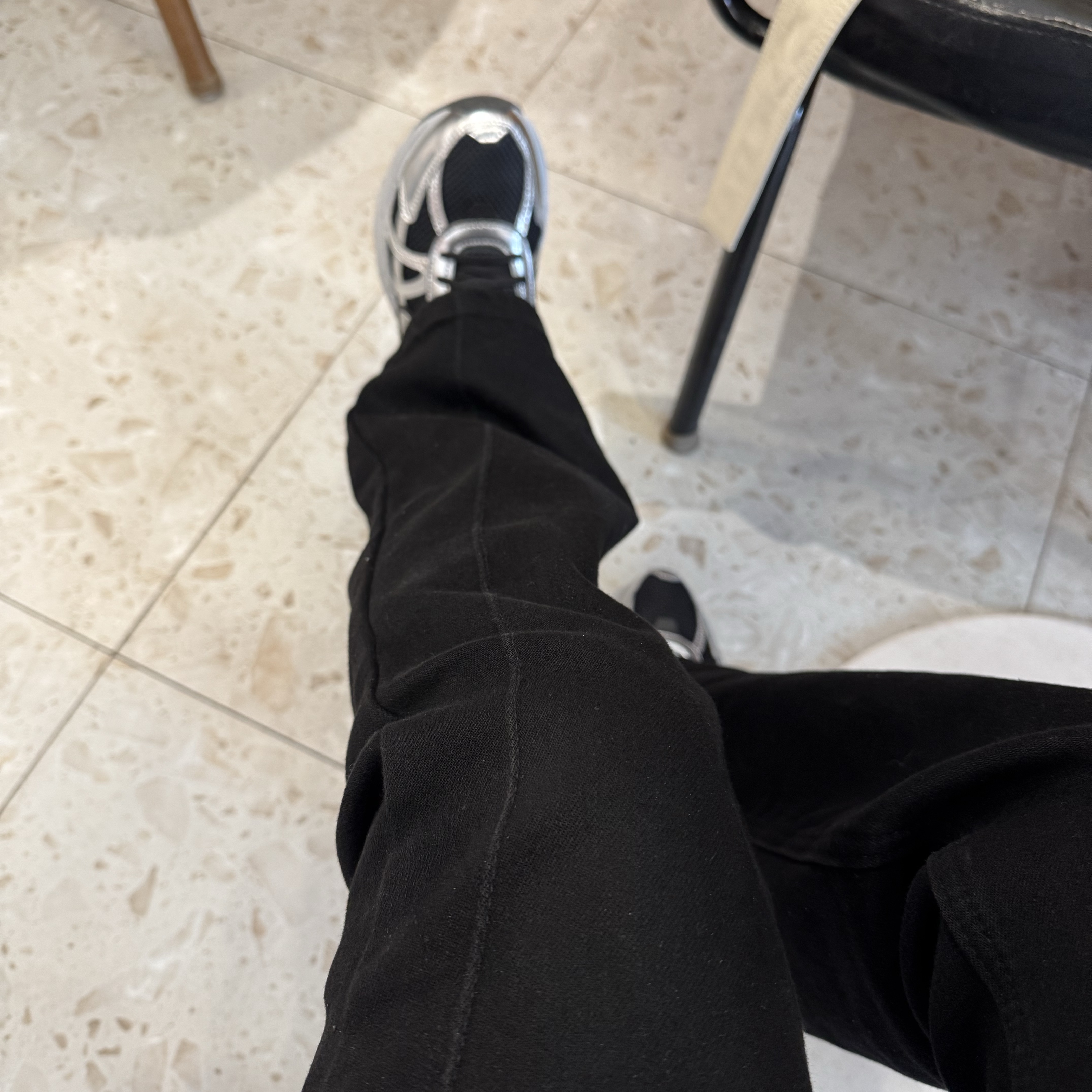(W) Nike V2K Run Black Dark Smoke Grey 착용 스타일 - 2