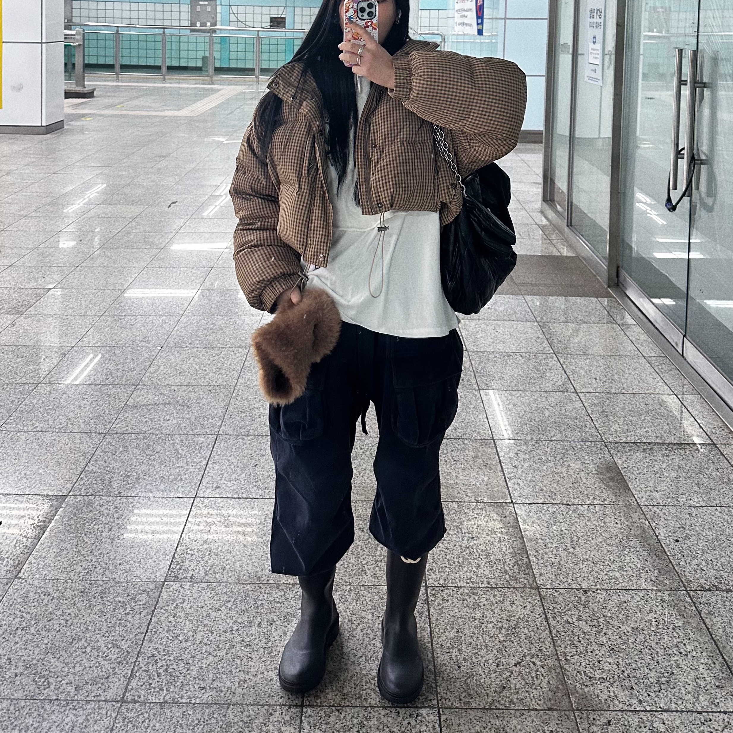 Balenciaga Monaco Medium Chain Bag Black, (W) Chanel Boots Caoutchouc & Black 착용 스타일 - 2