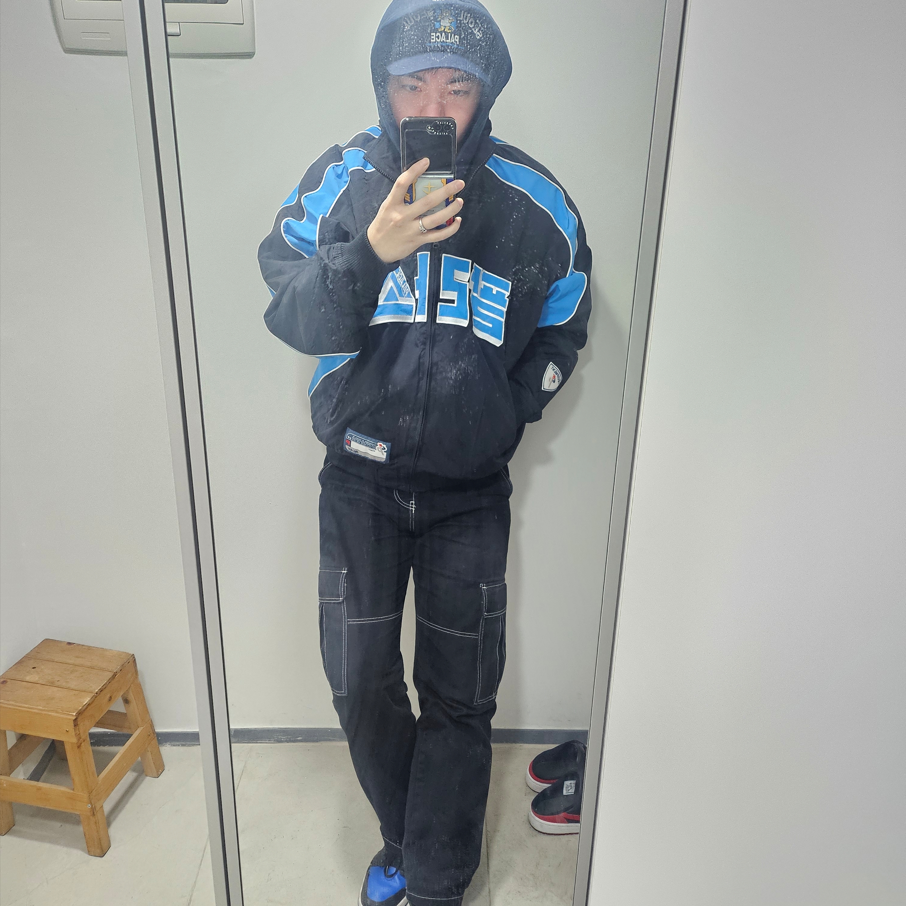 Palace Seoul 2 Seoul Track Jacket Black Blue - 25SS, Palace Seoul 2 Seoul 6-Panel Cap Navy - 25SS 착용 스타일